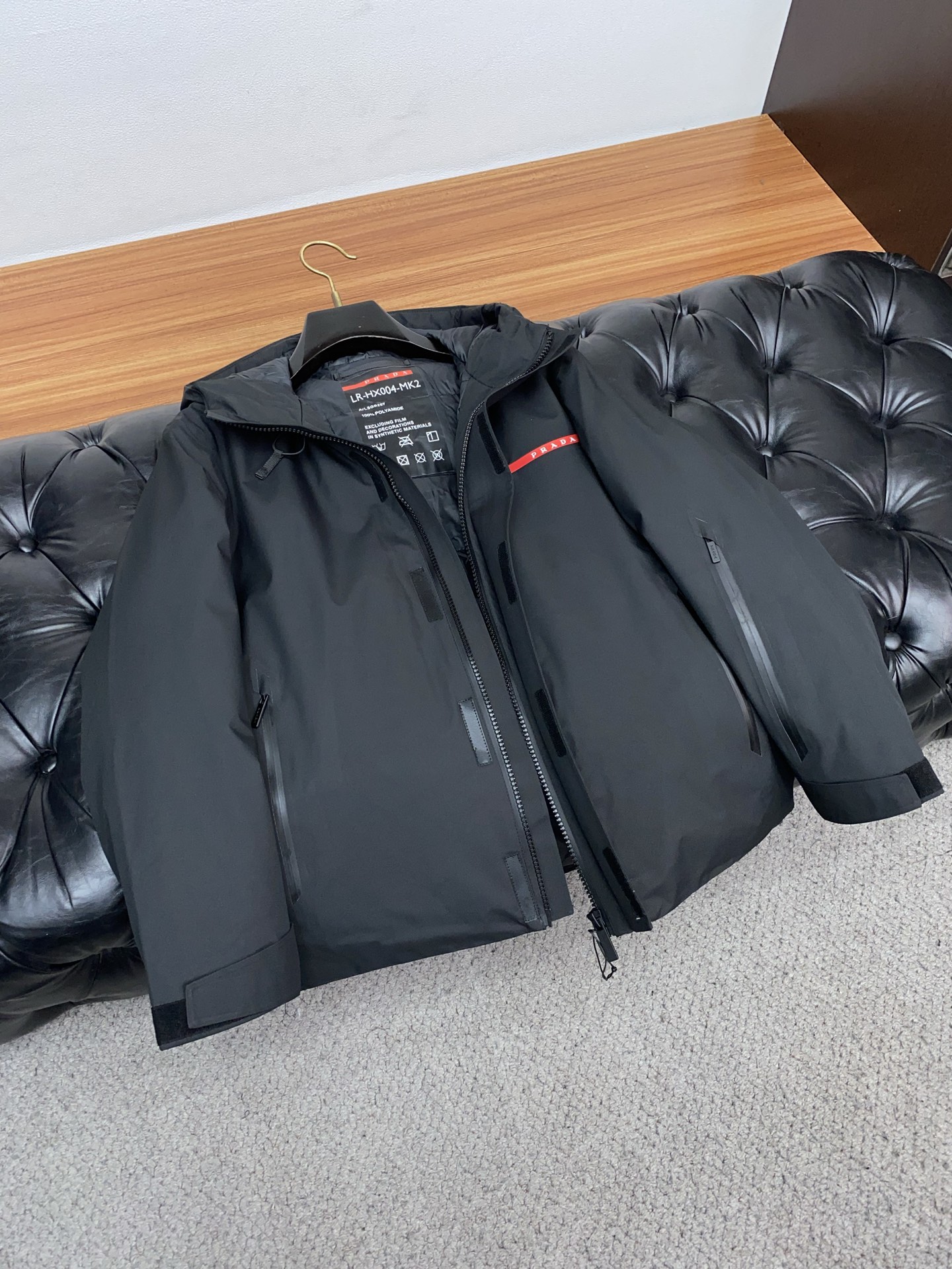 普拉达 25秋冬男士时尚羽绒服 轻奢时尚休闲风格，轻盈保暖柔软！低调系列时尚百搭，就是有型！香港贸易订单
