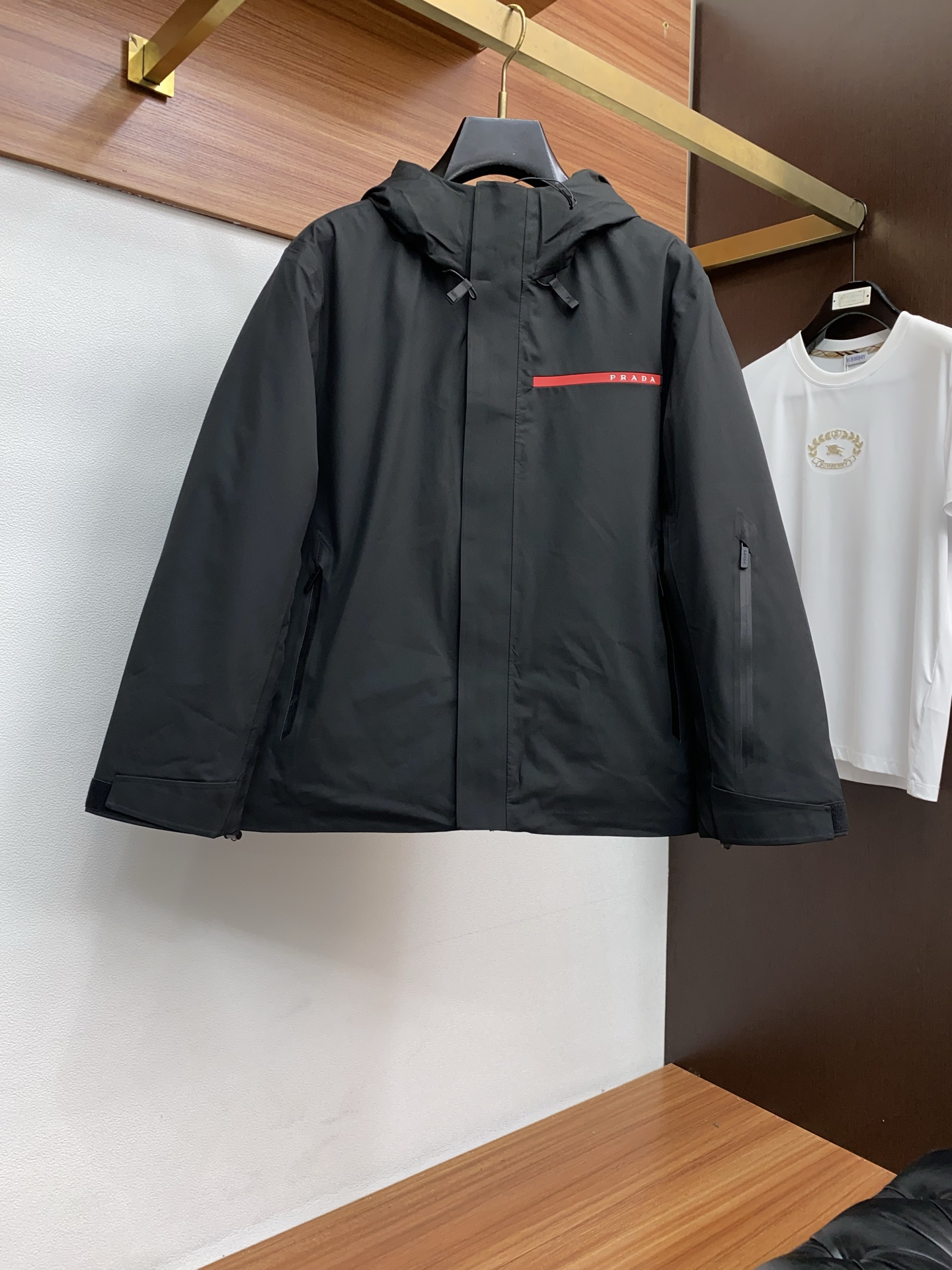 普拉达 25秋冬男士时尚羽绒服 轻奢时尚休闲风格，轻盈保暖柔软！低调系列时尚百搭，就是有型！香港贸易订单