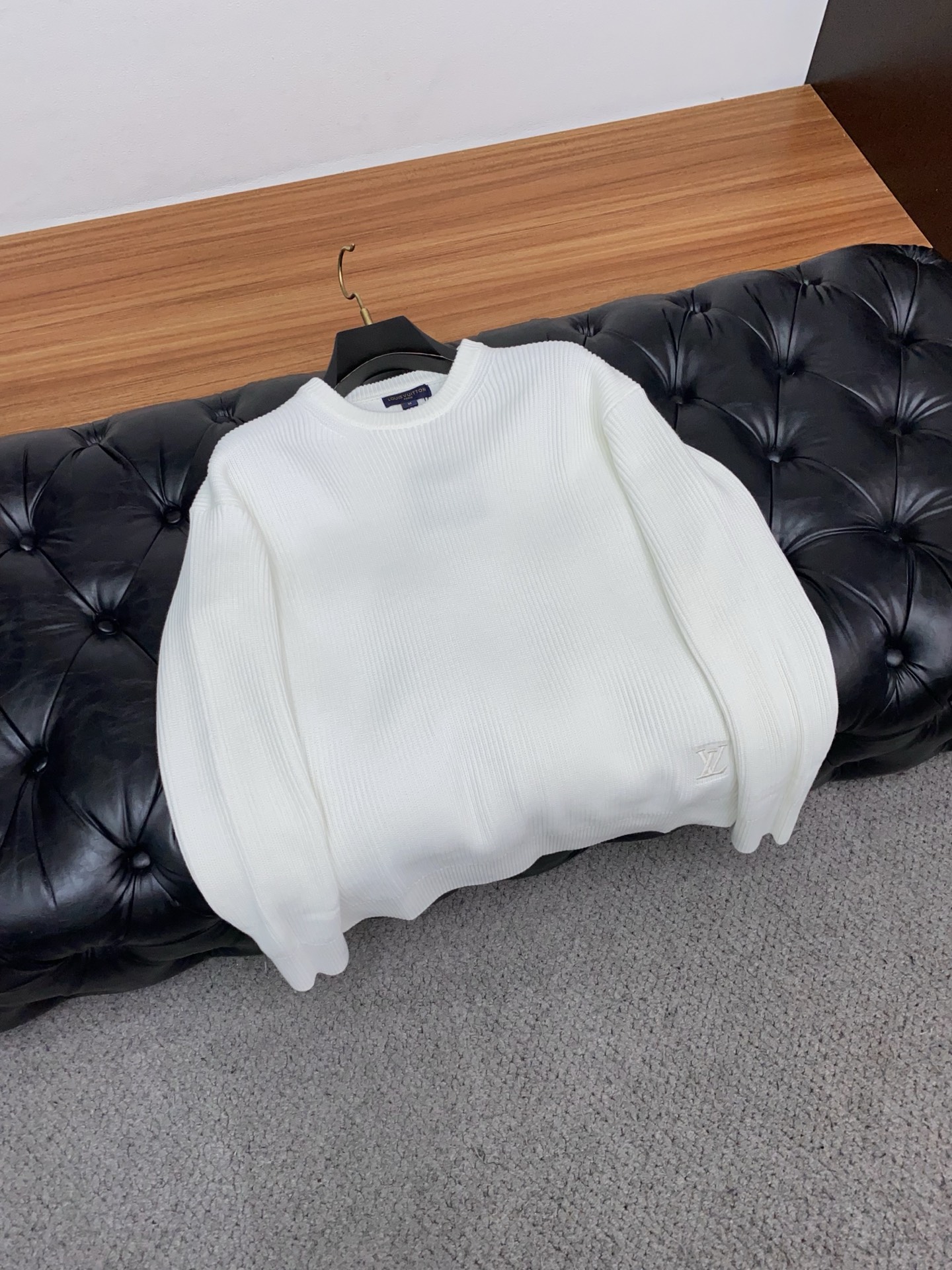 1v路易威登 重磅推荐！2025aw秋冬新款圆领毛衣 专柜同步 时尚经典基础款针织衫 秋冬必备款 采用针