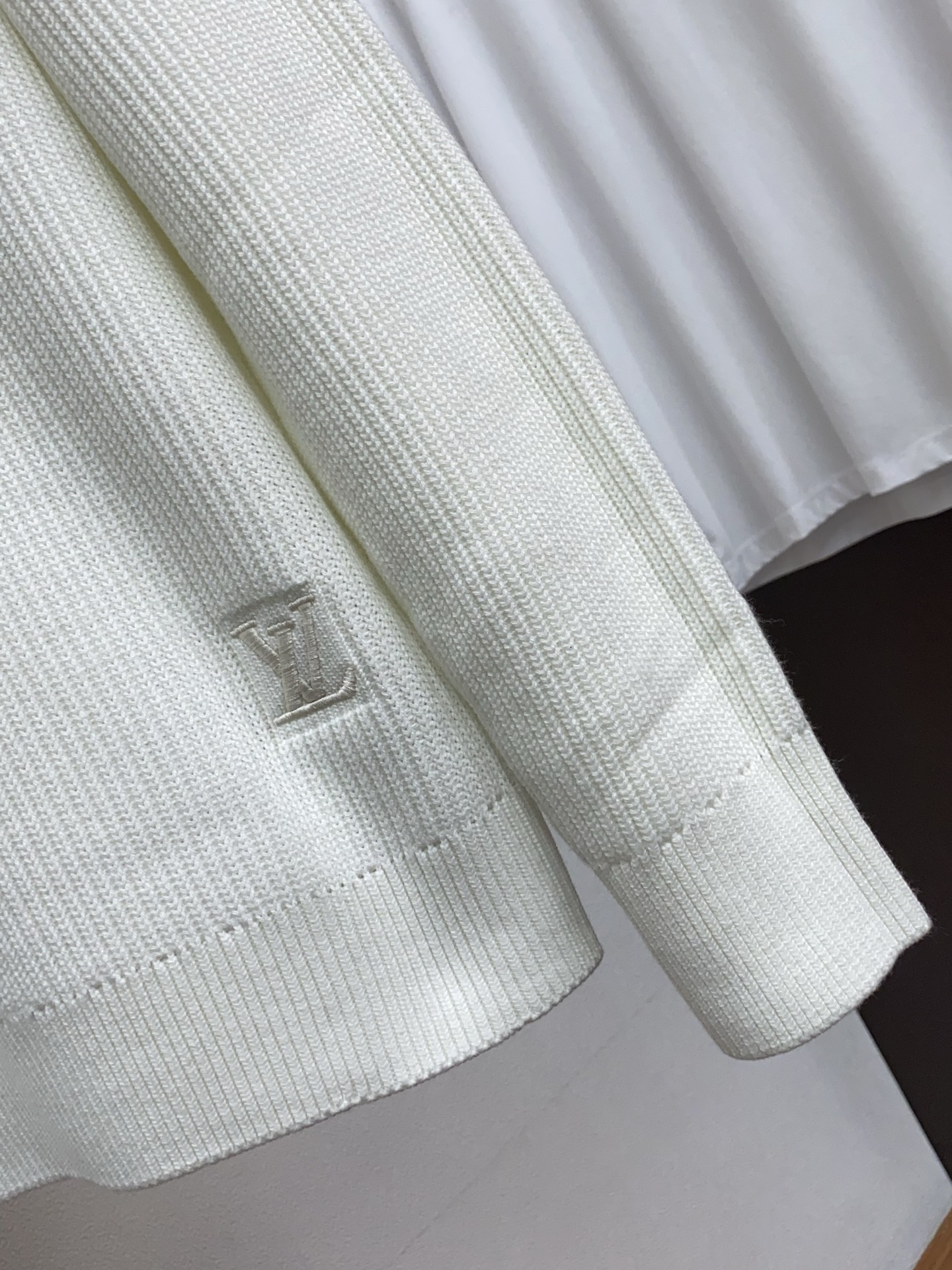 1v路易威登 重磅推荐！2025aw秋冬新款圆领毛衣 专柜同步 时尚经典基础款针织衫 秋冬必备款 采用针