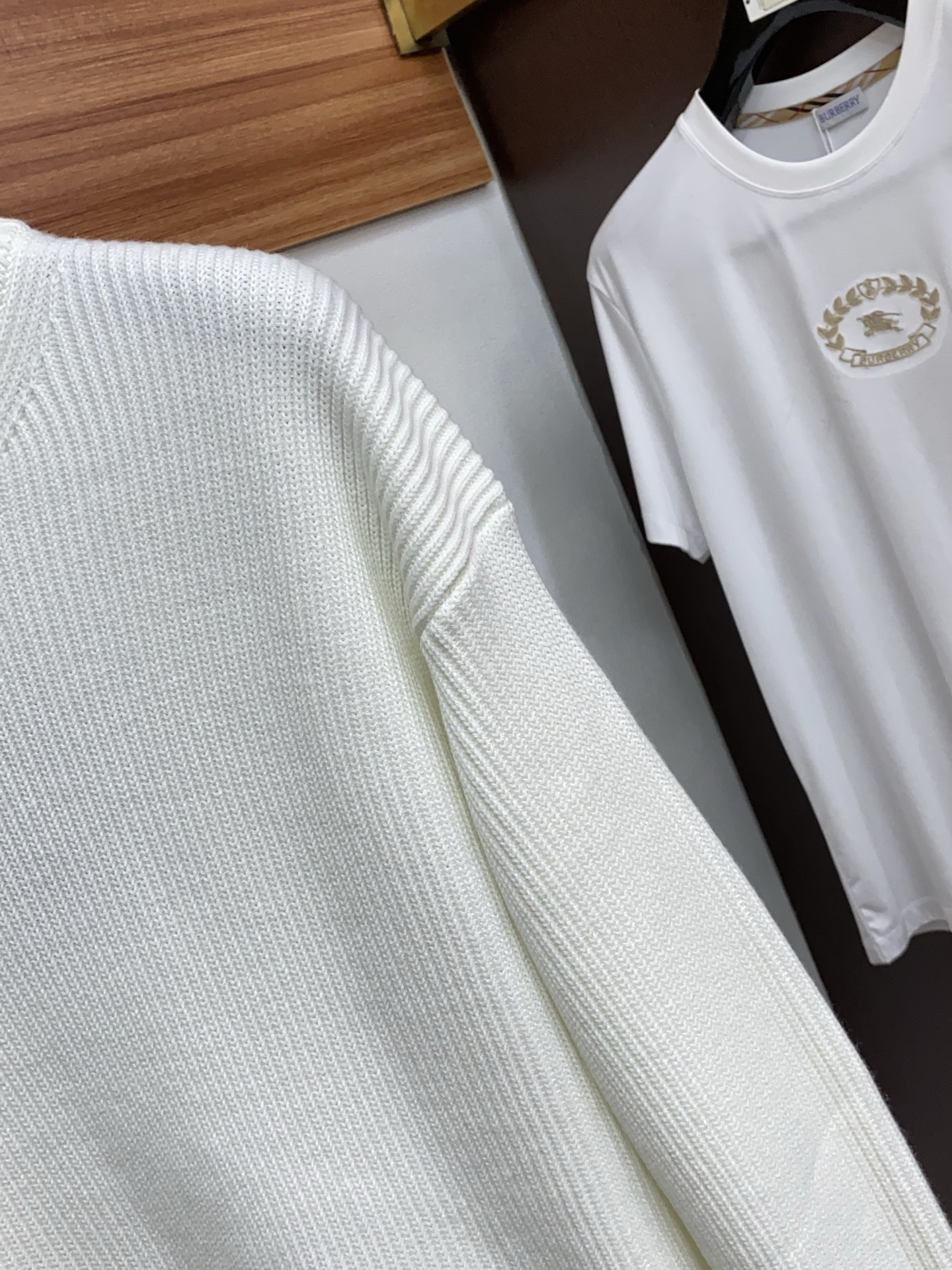 1v路易威登 重磅推荐！2025aw秋冬新款圆领毛衣 专柜同步 时尚经典基础款针织衫 秋冬必备款 采用针