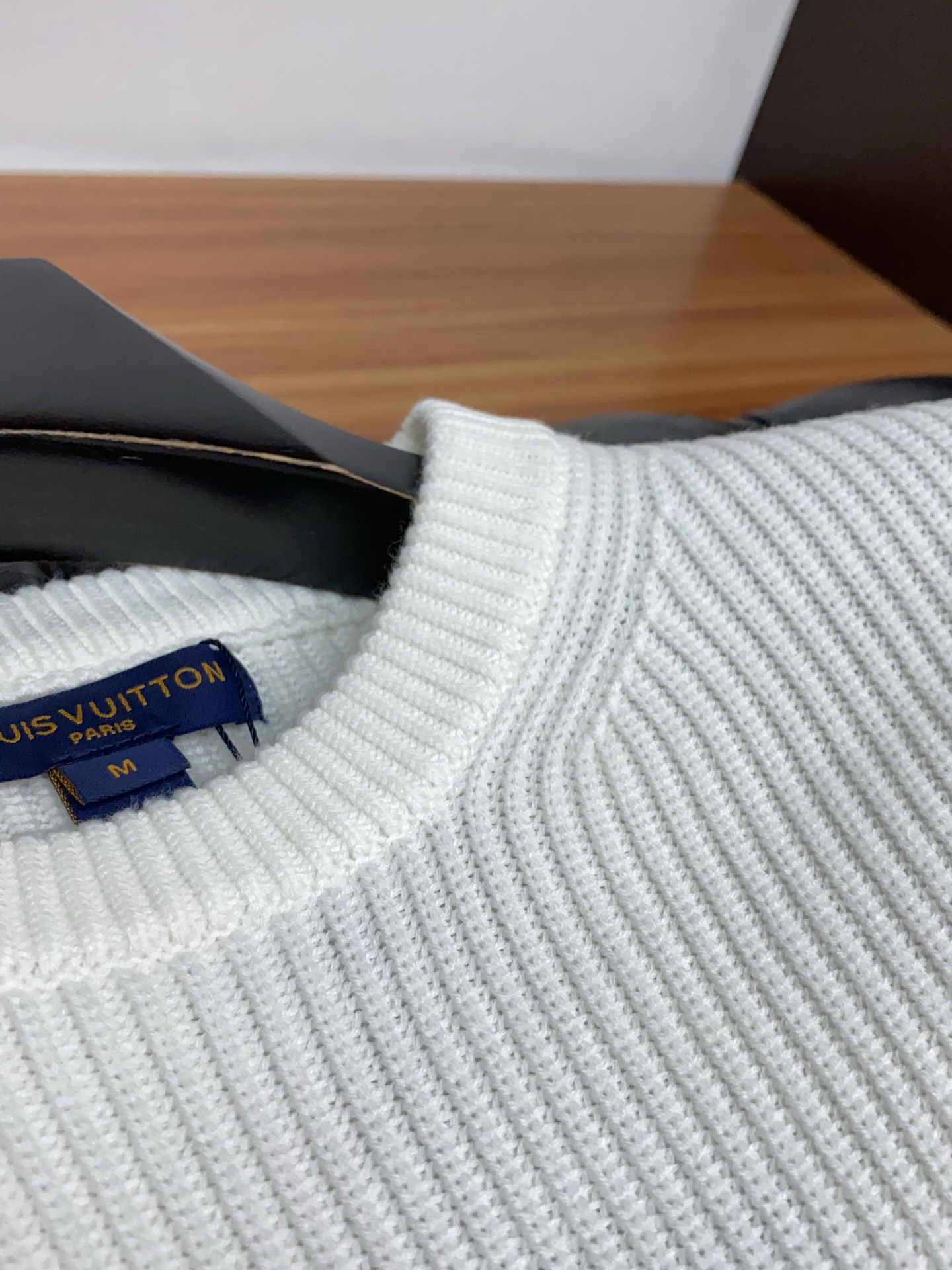 1v路易威登 重磅推荐！2025aw秋冬新款圆领毛衣 专柜同步 时尚经典基础款针织衫 秋冬必备款 采用针