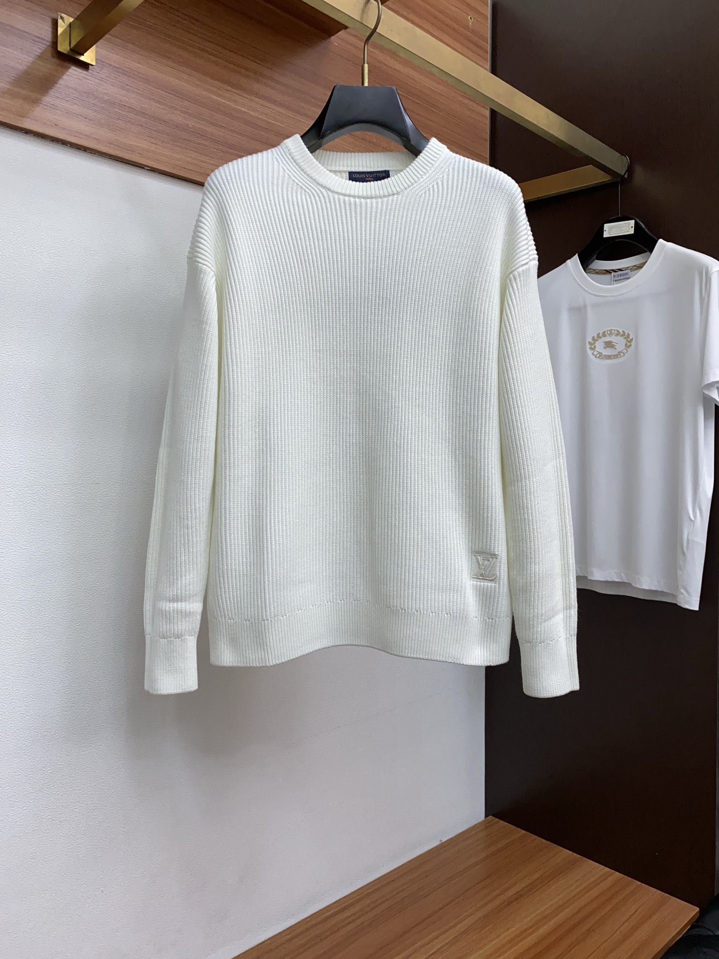 1v路易威登 重磅推荐！2025aw秋冬新款圆领毛衣 专柜同步 时尚经典基础款针织衫 秋冬必备款 采用针