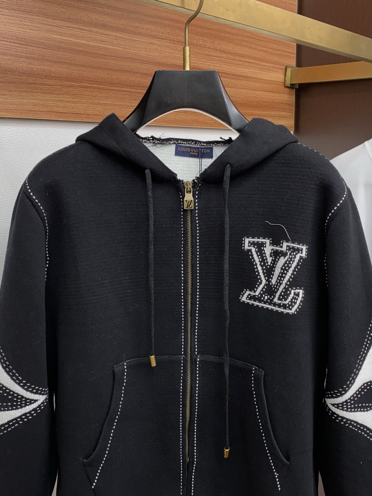 1v 路易威登 2025aw秋冬新款 专柜同步 时尚经典基础款羊毛混纺针织加厚拉链毛衣开衫 秋冬必备款 