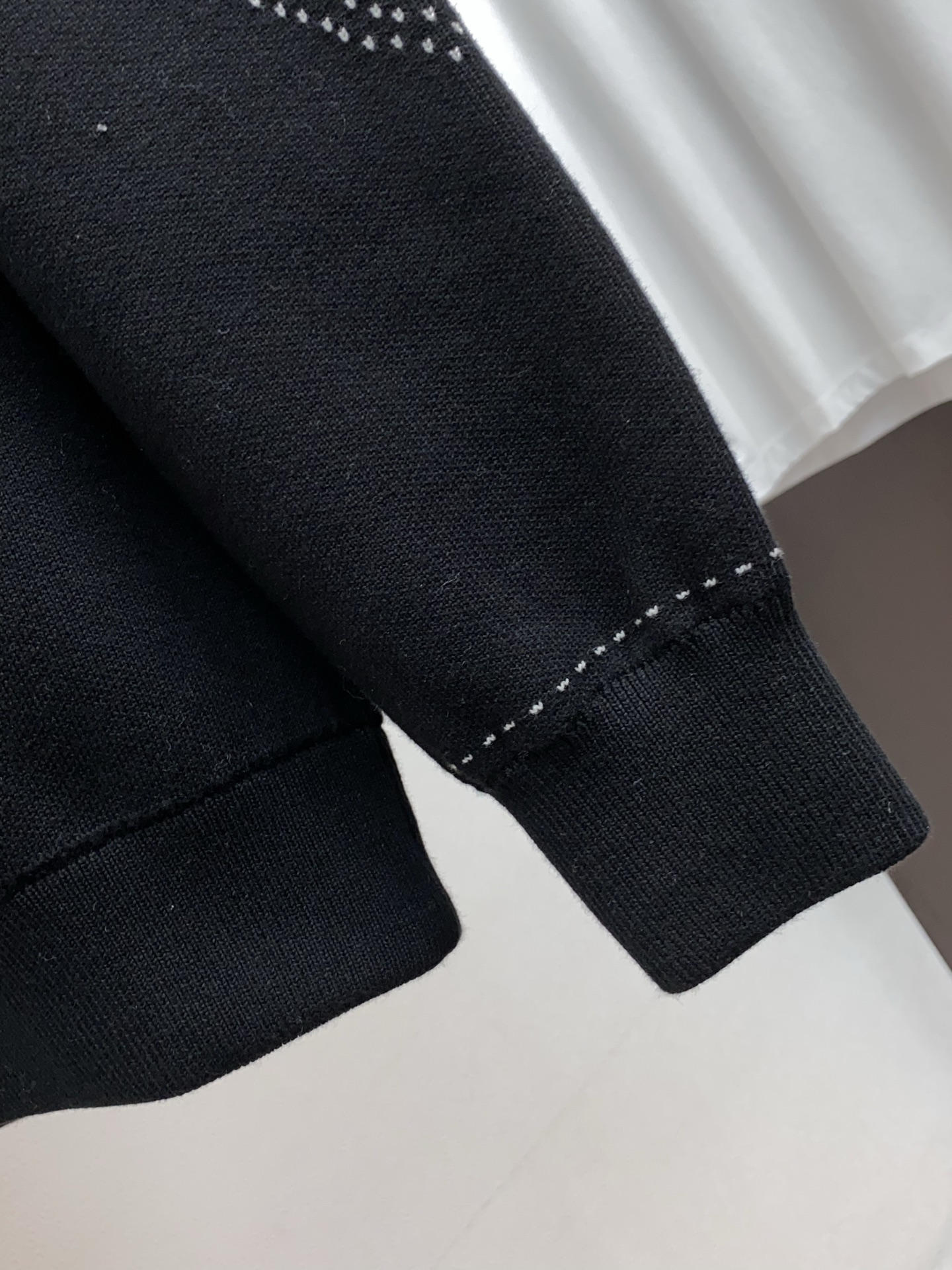 1v 路易威登 2025aw秋冬新款 专柜同步 时尚经典基础款羊毛混纺针织加厚拉链毛衣开衫 秋冬必备款 