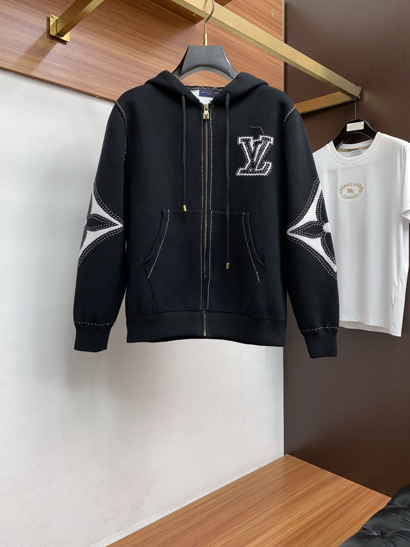 1v 路易威登 2025aw秋冬新款 专柜同步 时尚经典基础款羊毛混纺针织加厚拉链毛衣开衫 秋冬必备款 