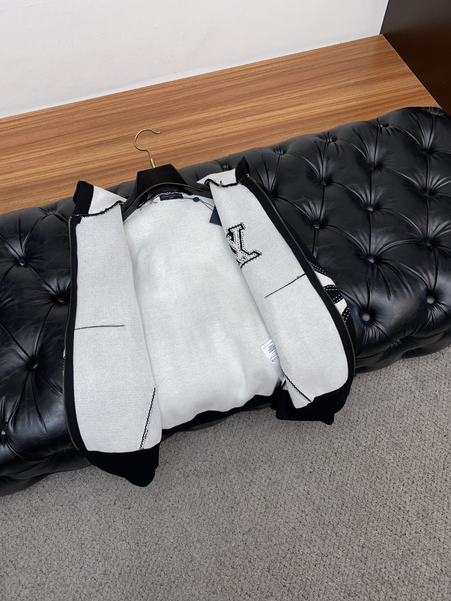 1v 路易威登 2025aw秋冬新款 专柜同步 时尚经典基础款羊毛混纺针织加厚拉链毛衣开衫 秋冬必备款 