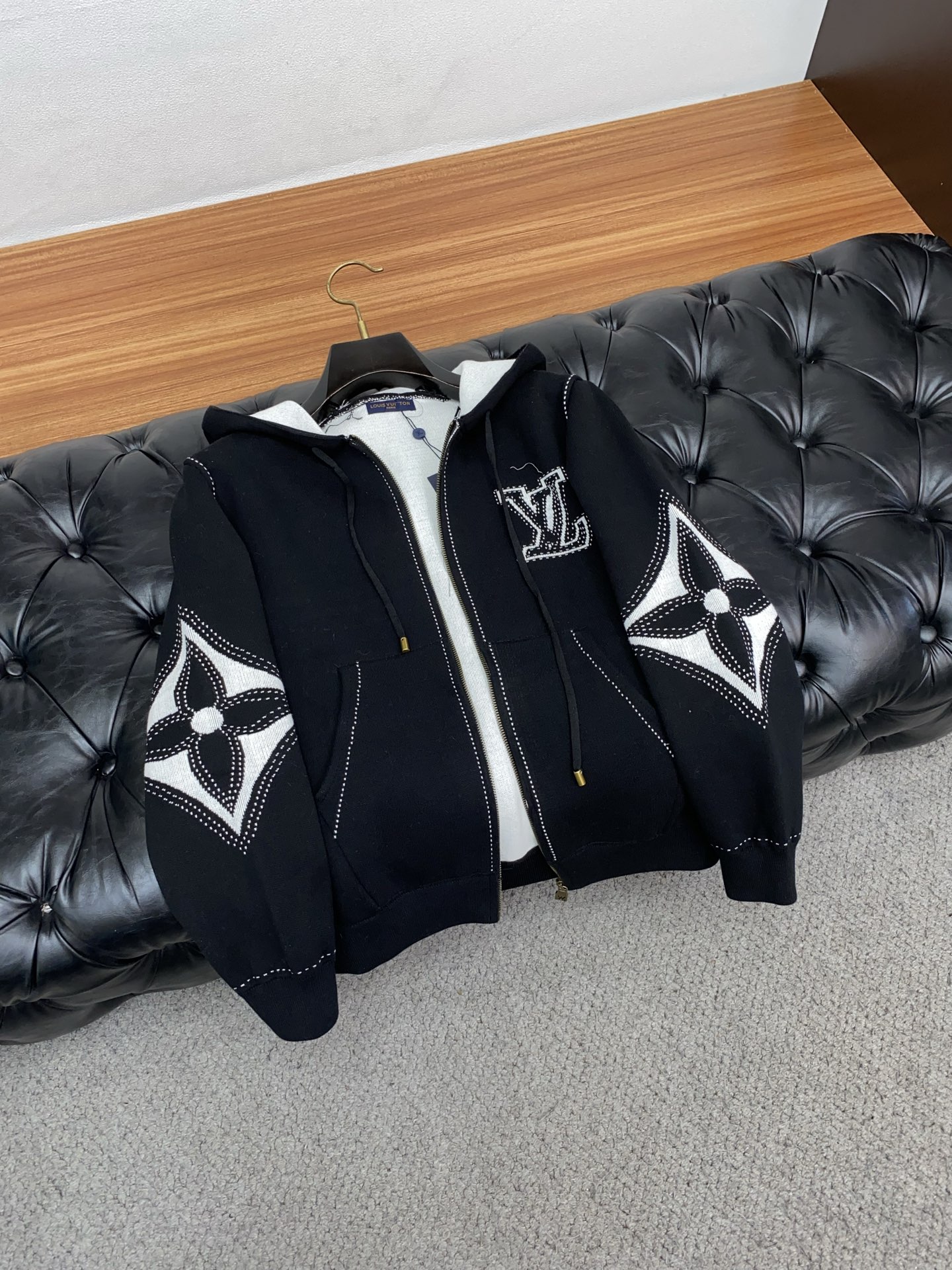 1v 路易威登 2025aw秋冬新款 专柜同步 时尚经典基础款羊毛混纺针织加厚拉链毛衣开衫 秋冬必备款 