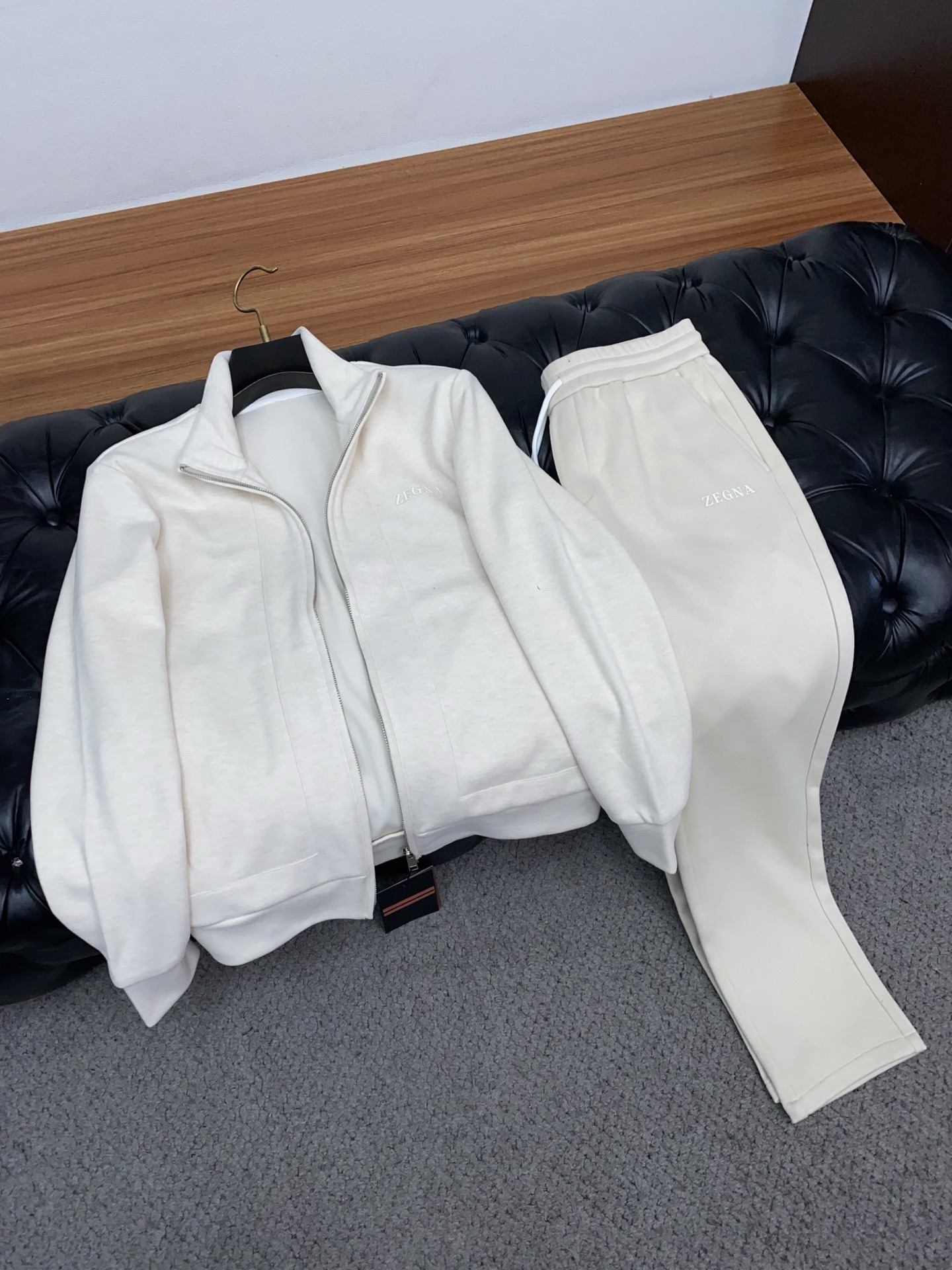 杰尼亚 男士休闲套装 时尚长袖拉链外套套装臻选高端弹力卫衣料面料，手感软糯！质感细腻，无痕防尘免烫立体有