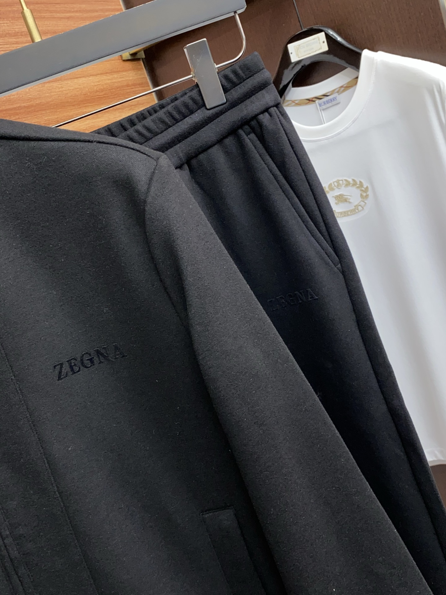 杰尼亚 男士休闲套装 时尚长袖拉链外套套装臻选高端弹力卫衣料面料，手感软糯！质感细腻，无痕防尘免烫立体有