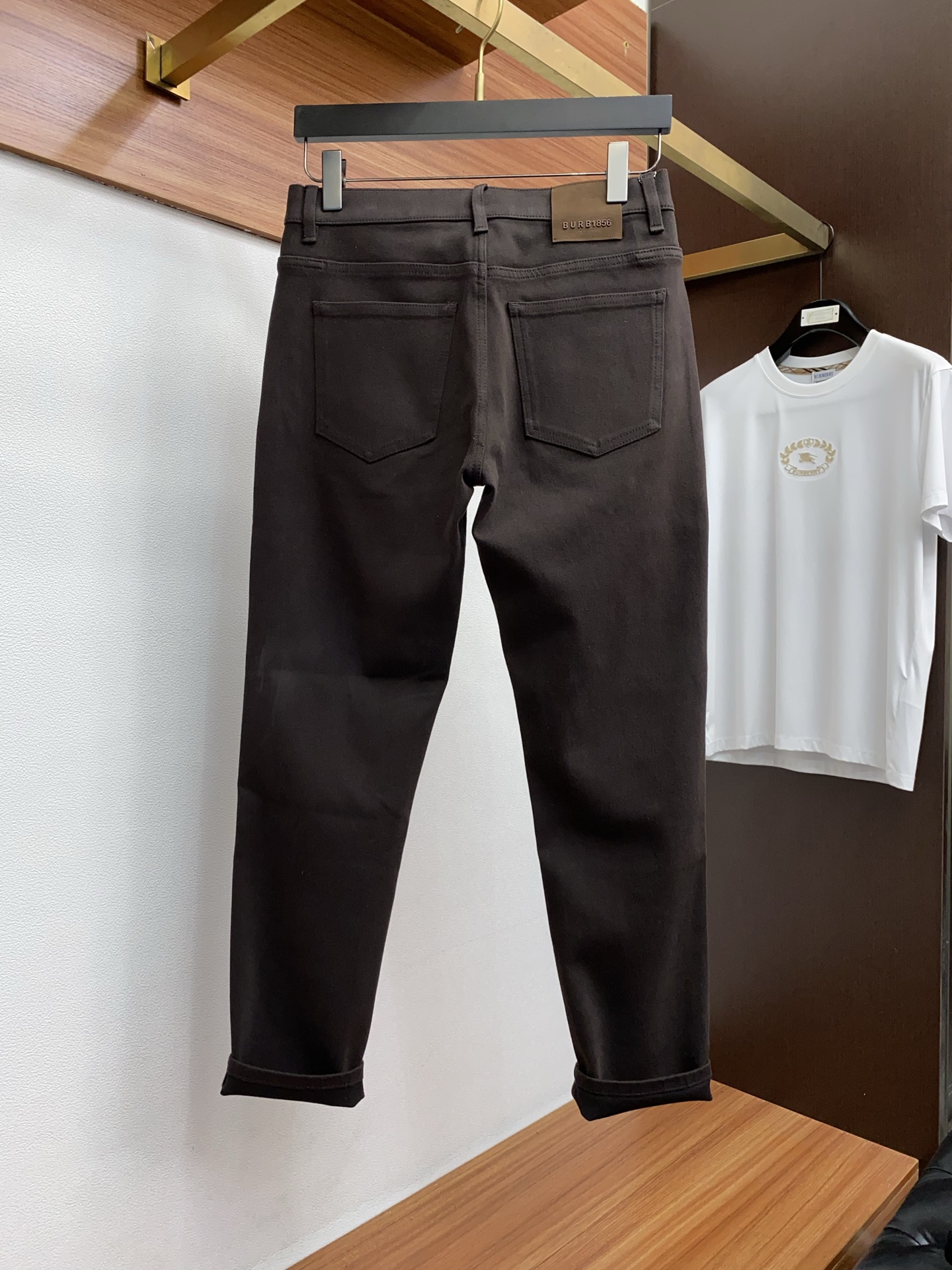 巴宝莉 2025SS秋冬 新品 原单男士直筒牛仔裤纯 原版咖色 松紧腰围上身极为舒适 无需质疑的热卖王牌