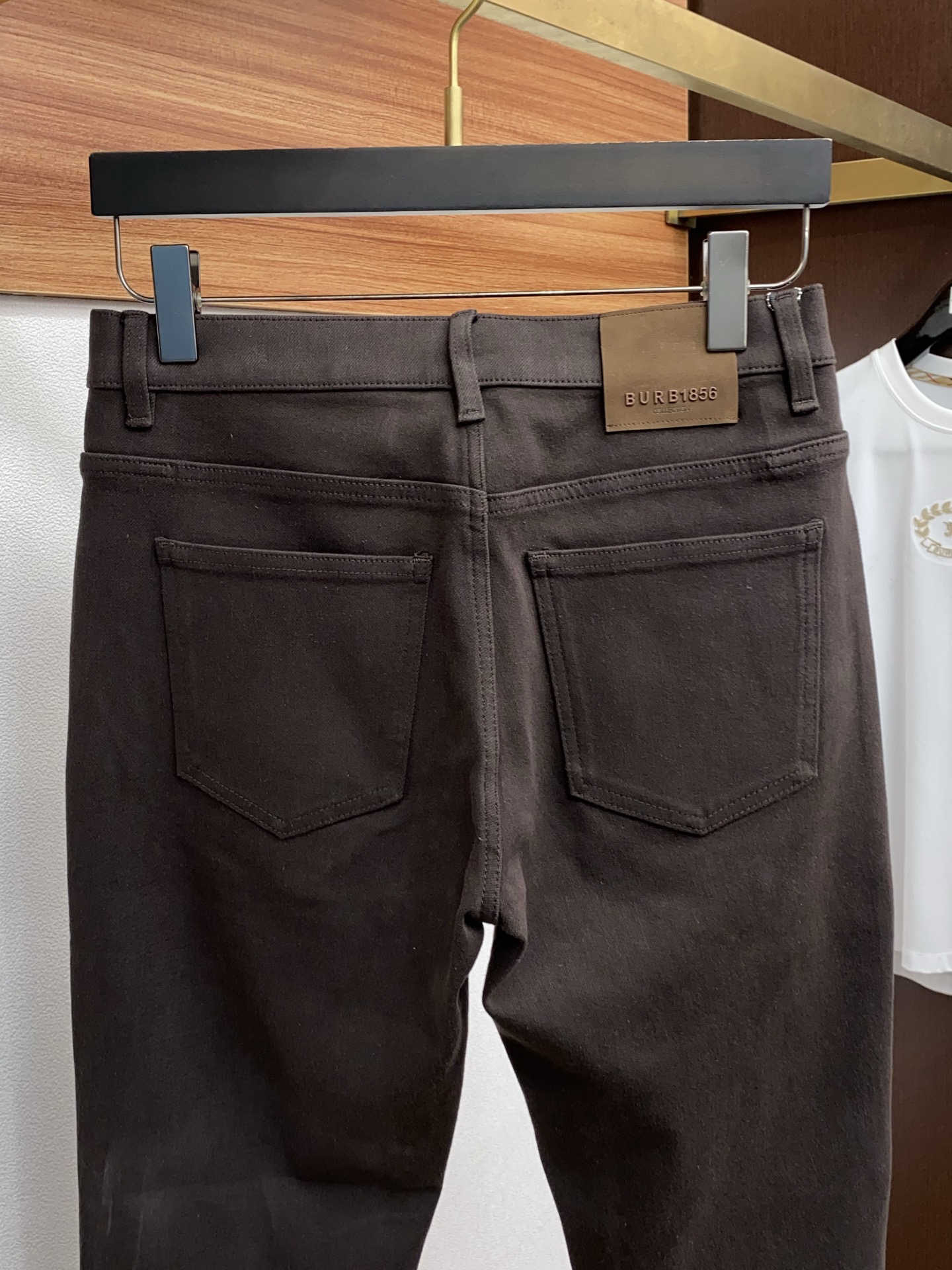 巴宝莉 2025SS秋冬 新品 原单男士直筒牛仔裤纯 原版咖色 松紧腰围上身极为舒适 无需质疑的热卖王牌
