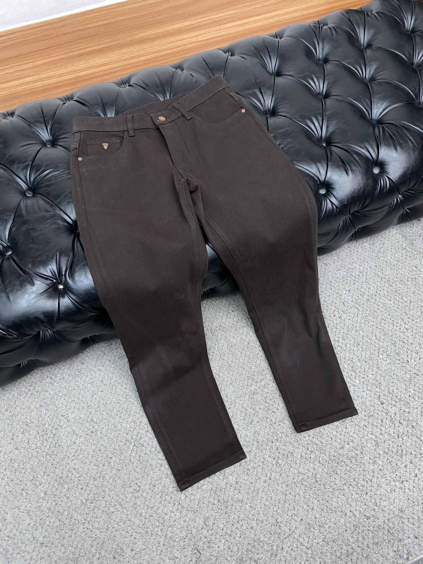 巴宝莉 2025SS秋冬 新品 原单男士直筒牛仔裤纯 原版咖色 松紧腰围上身极为舒适 无需质疑的热卖王牌