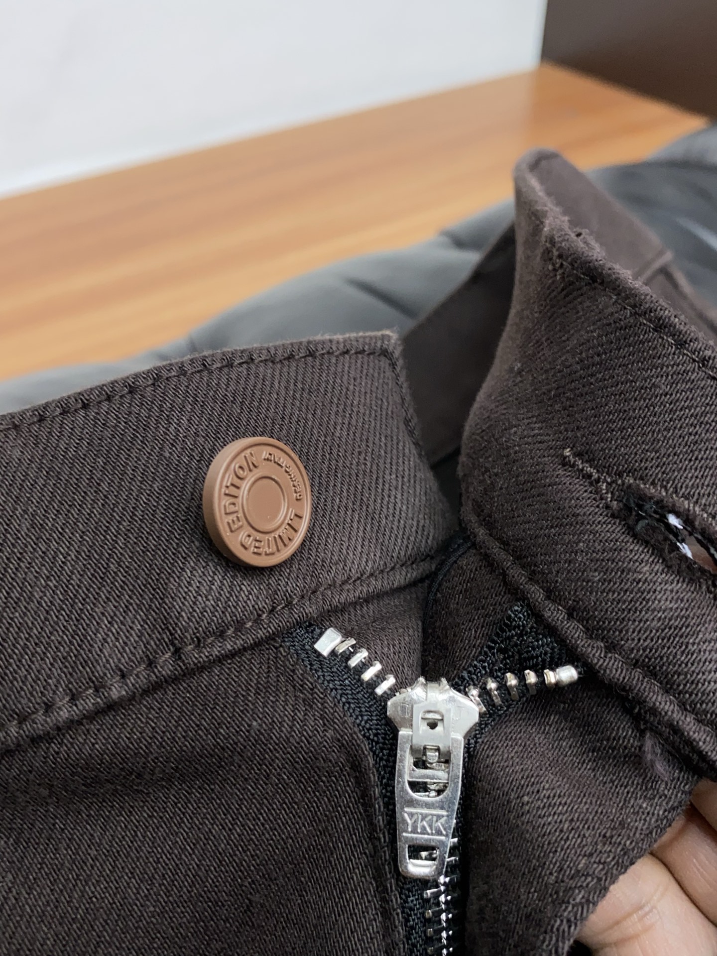 巴宝莉 2025SS秋冬 新品 原单男士直筒牛仔裤纯 原版咖色 松紧腰围上身极为舒适 无需质疑的热卖王牌