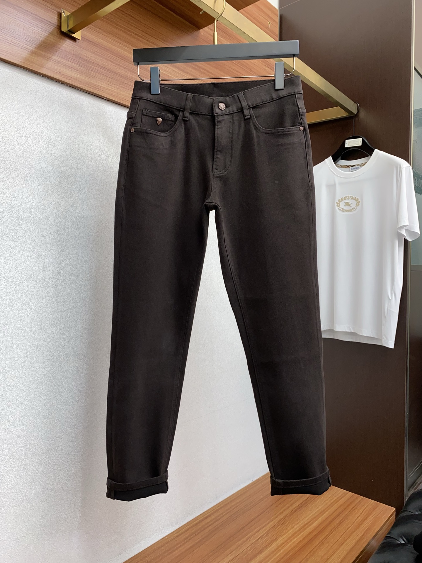 巴宝莉 2025SS秋冬 新品 原单男士直筒牛仔裤纯 原版咖色 松紧腰围上身极为舒适 无需质疑的热卖王牌