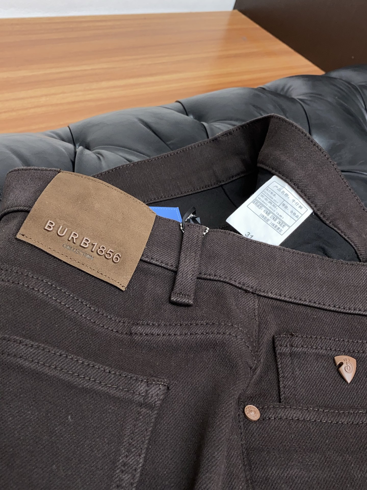 巴宝莉 2025SS秋冬 新品 原单男士直筒牛仔裤纯 原版咖色 松紧腰围上身极为舒适 无需质疑的热卖王牌