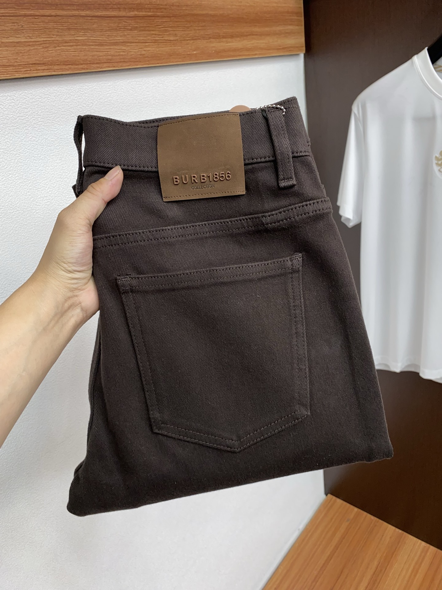巴宝莉 2025SS秋冬 新品 原单男士直筒牛仔裤纯 原版咖色 松紧腰围上身极为舒适 无需质疑的热卖王牌