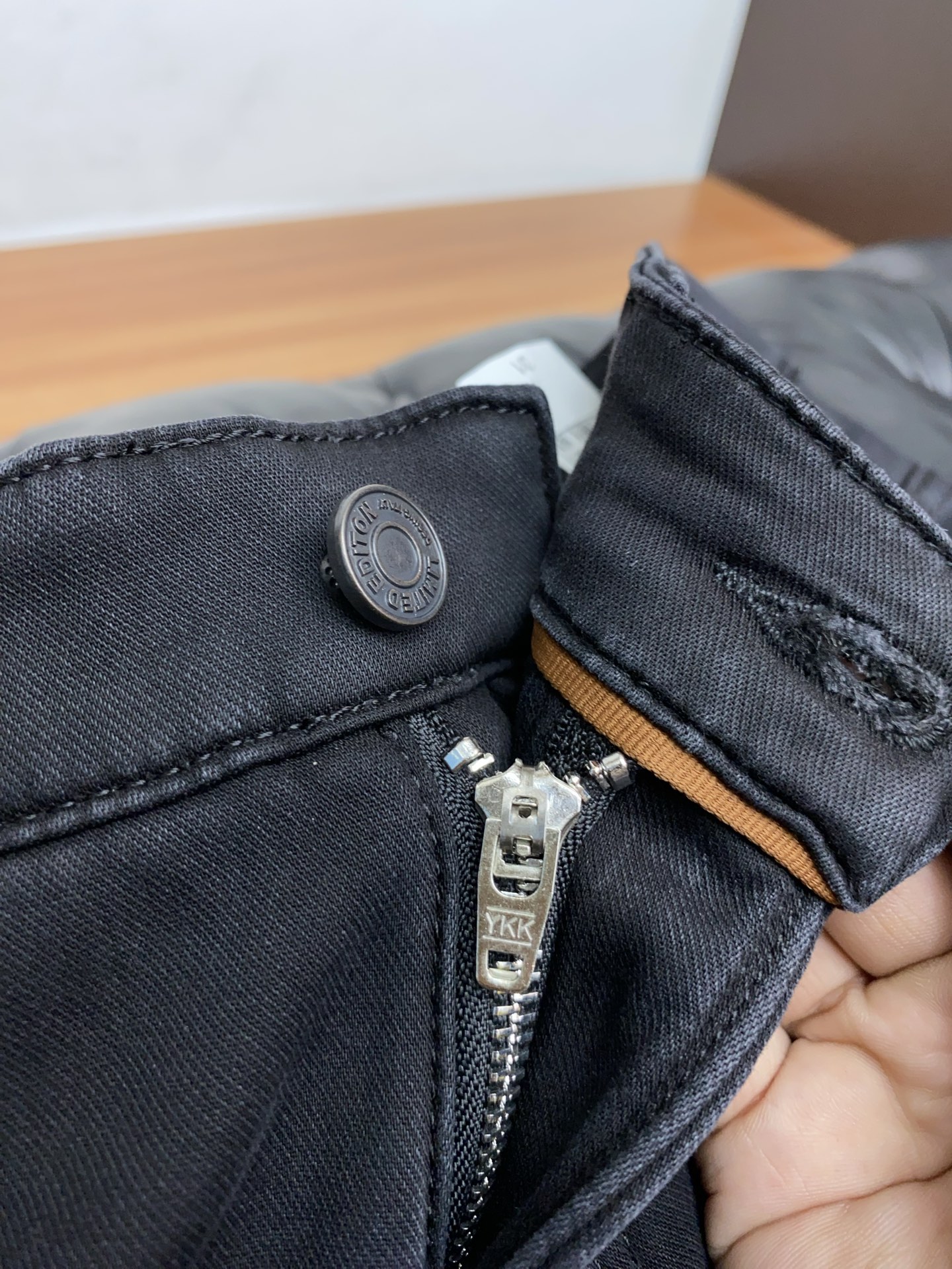 杰尼亚 2025SS秋冬 新品 原单男士超柔加厚加绒牛仔裤纯血统品 每季必出的类型，松紧腰围上身极为舒适