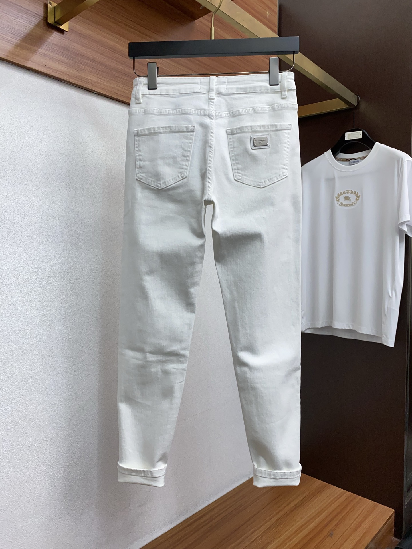 DG 25年新款 四季牛仔裤 干净利落剪裁，都市风十足 采用精纺面料手感软糯干爽，上身效果挺括有型。五金