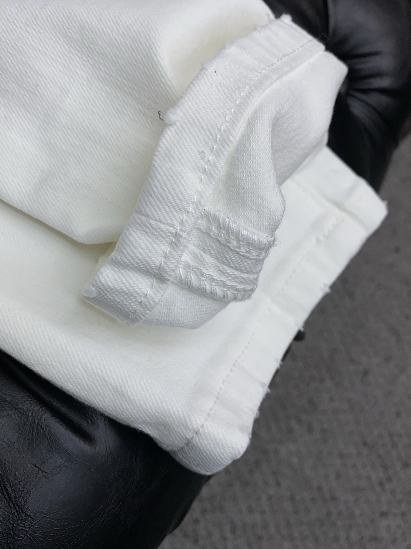 DG 25年新款 四季牛仔裤 干净利落剪裁，都市风十足 采用精纺面料手感软糯干爽，上身效果挺括有型。五金