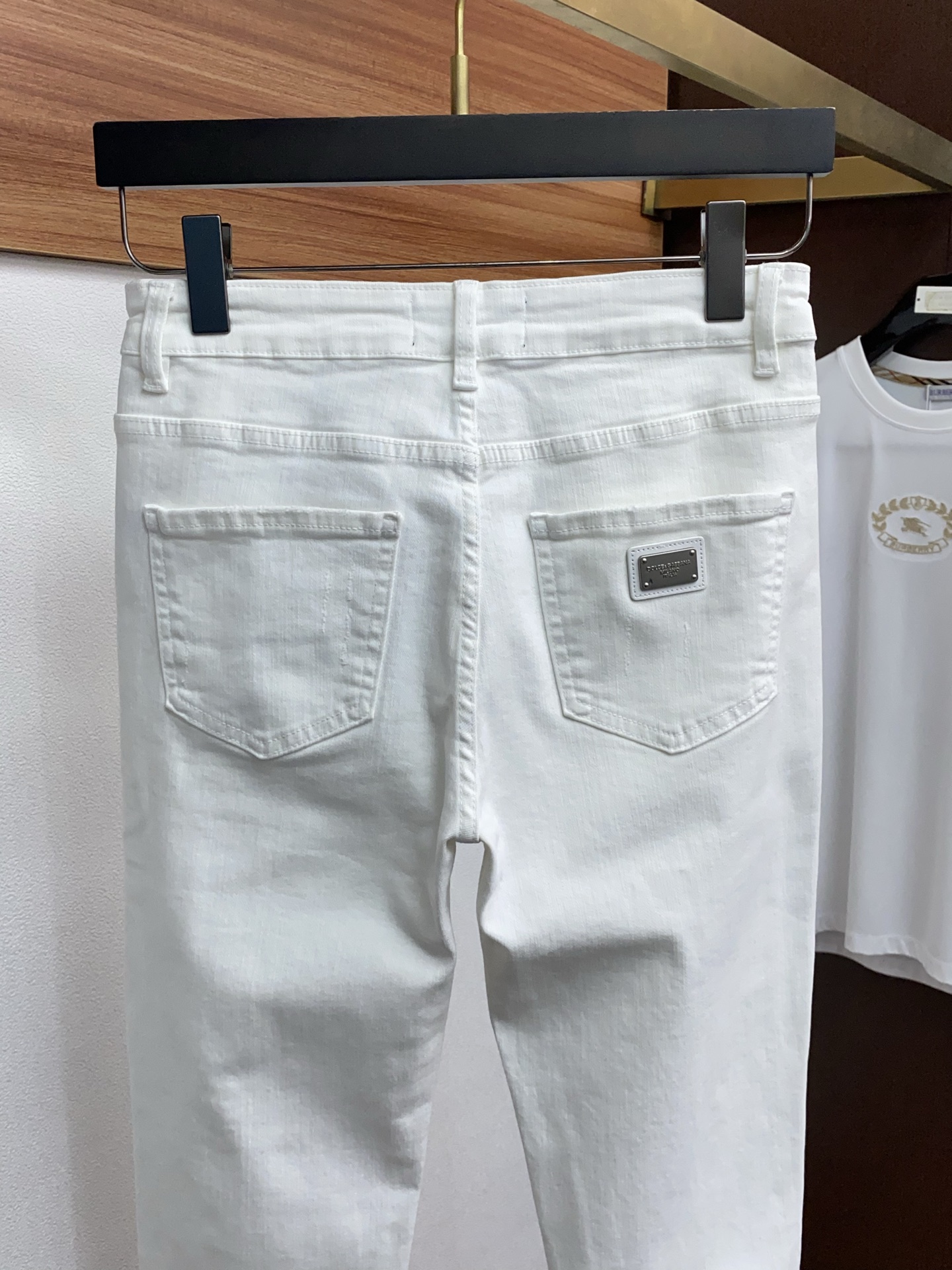 DG 25年新款 四季牛仔裤 干净利落剪裁，都市风十足 采用精纺面料手感软糯干爽，上身效果挺括有型。五金