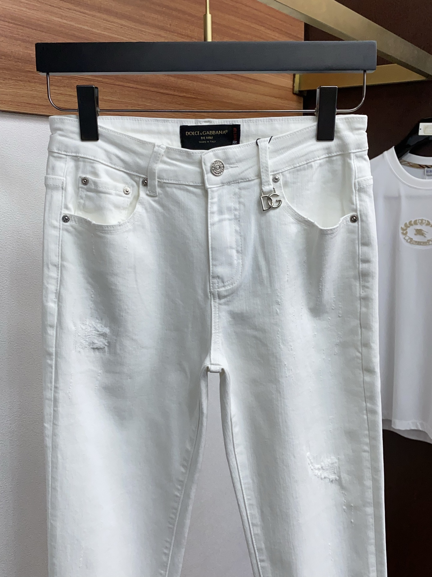 DG 25年新款 四季牛仔裤 干净利落剪裁，都市风十足 采用精纺面料手感软糯干爽，上身效果挺括有型。五金