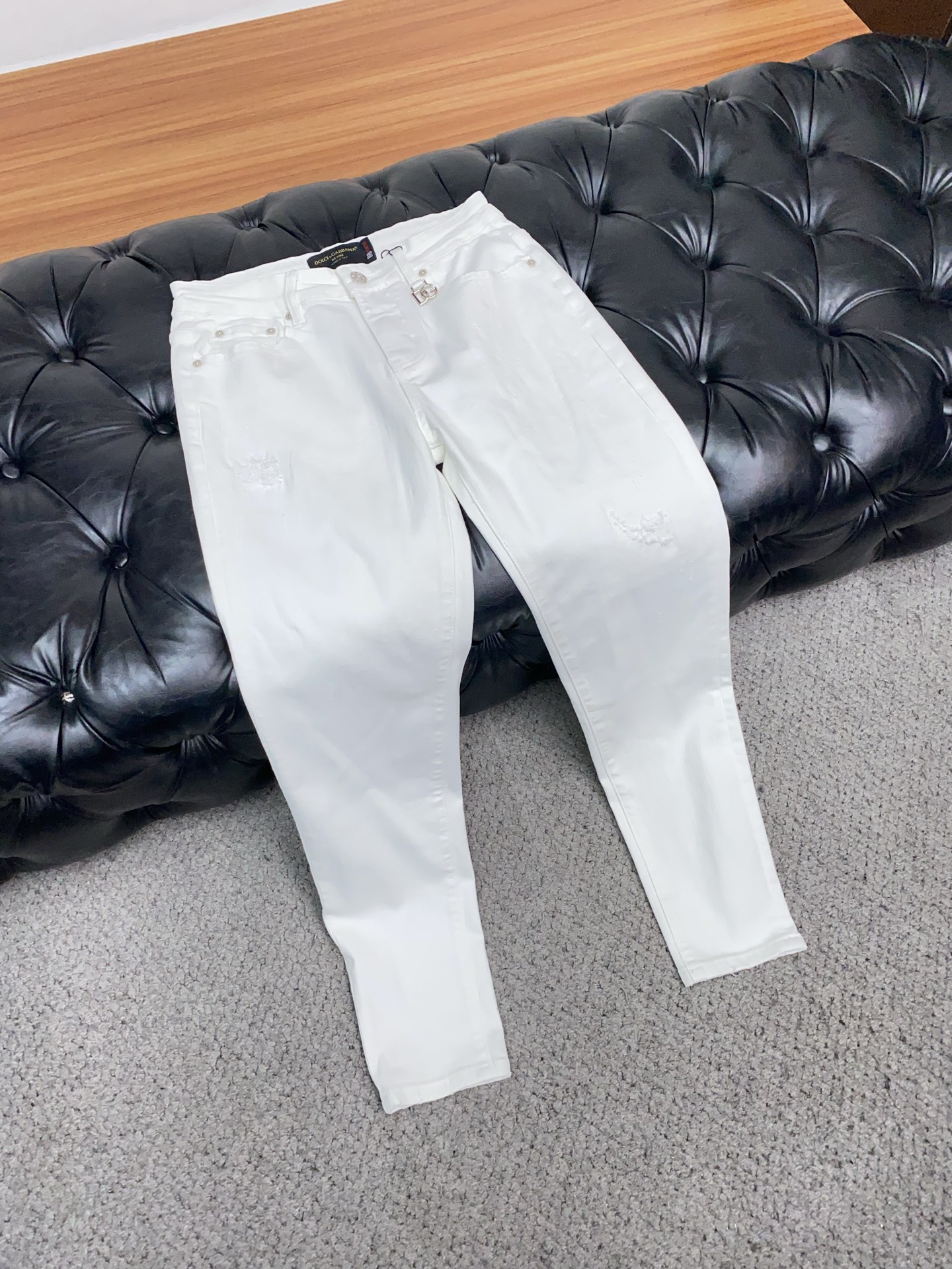 DG 25年新款 四季牛仔裤 干净利落剪裁，都市风十足 采用精纺面料手感软糯干爽，上身效果挺括有型。五金