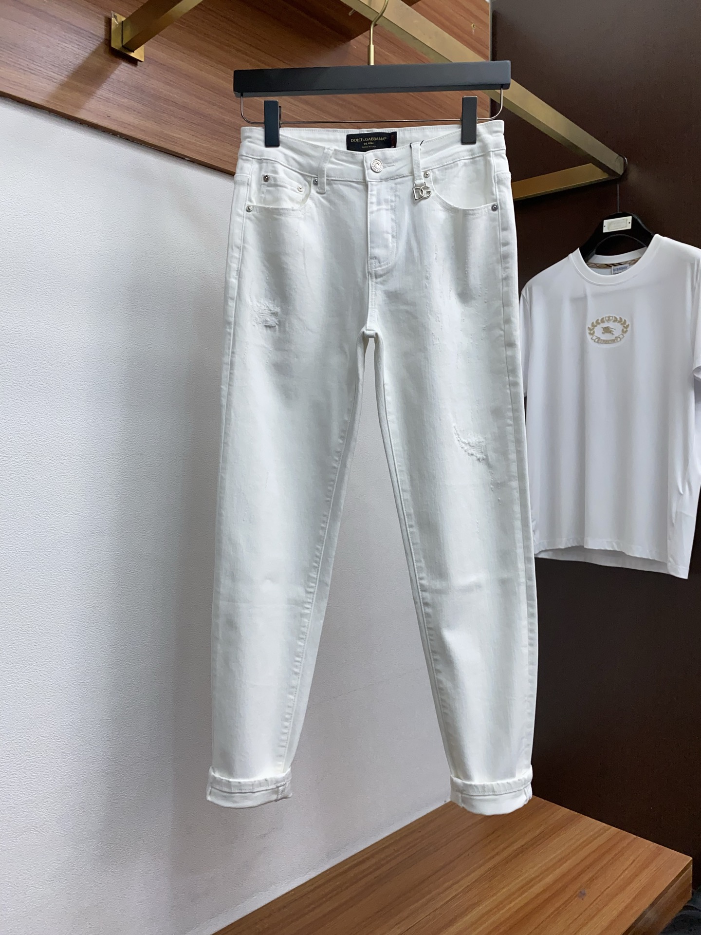 DG 25年新款 四季牛仔裤 干净利落剪裁，都市风十足 采用精纺面料手感软糯干爽，上身效果挺括有型。五金