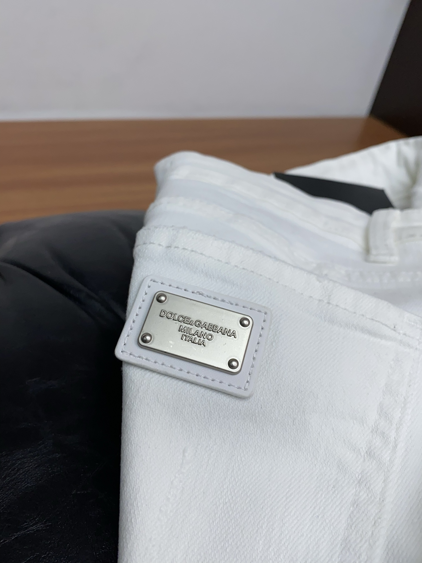 DG 25年新款 四季牛仔裤 干净利落剪裁，都市风十足 采用精纺面料手感软糯干爽，上身效果挺括有型。五金