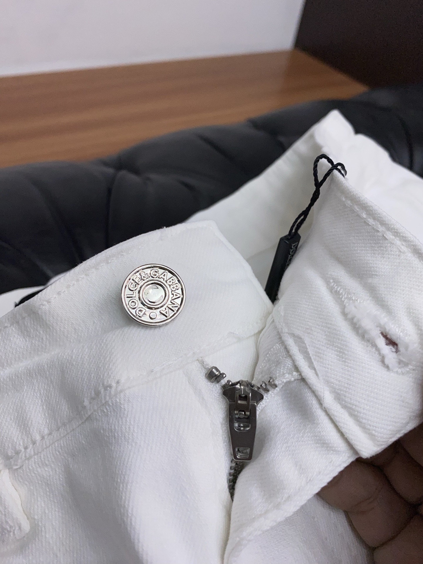 DG 25年新款 四季牛仔裤 干净利落剪裁，都市风十足 采用精纺面料手感软糯干爽，上身效果挺括有型。五金