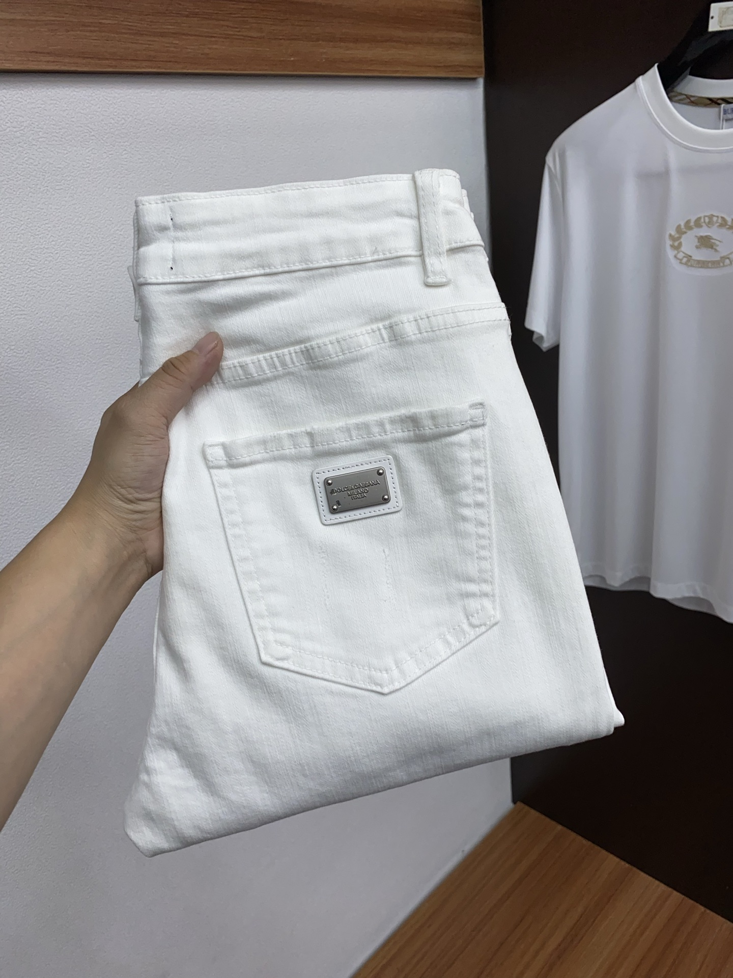 DG 25年新款 四季牛仔裤 干净利落剪裁，都市风十足 采用精纺面料手感软糯干爽，上身效果挺括有型。五金