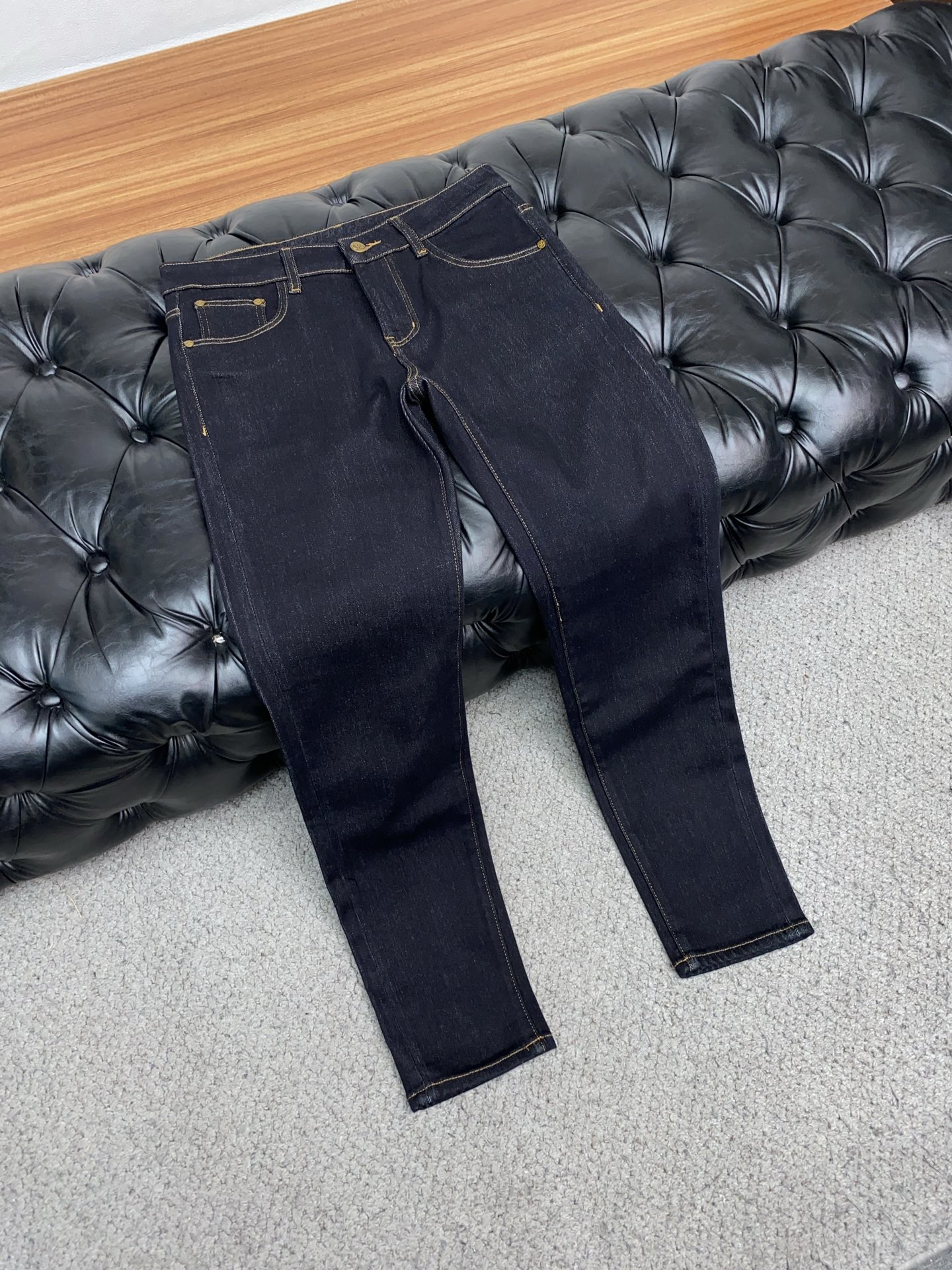 菲拉格慕 25年秋冬新款加厚拉绒牛仔裤 干净利落剪裁，都市风十足 采用精纺面料手感软糯干爽，上身效果挺括