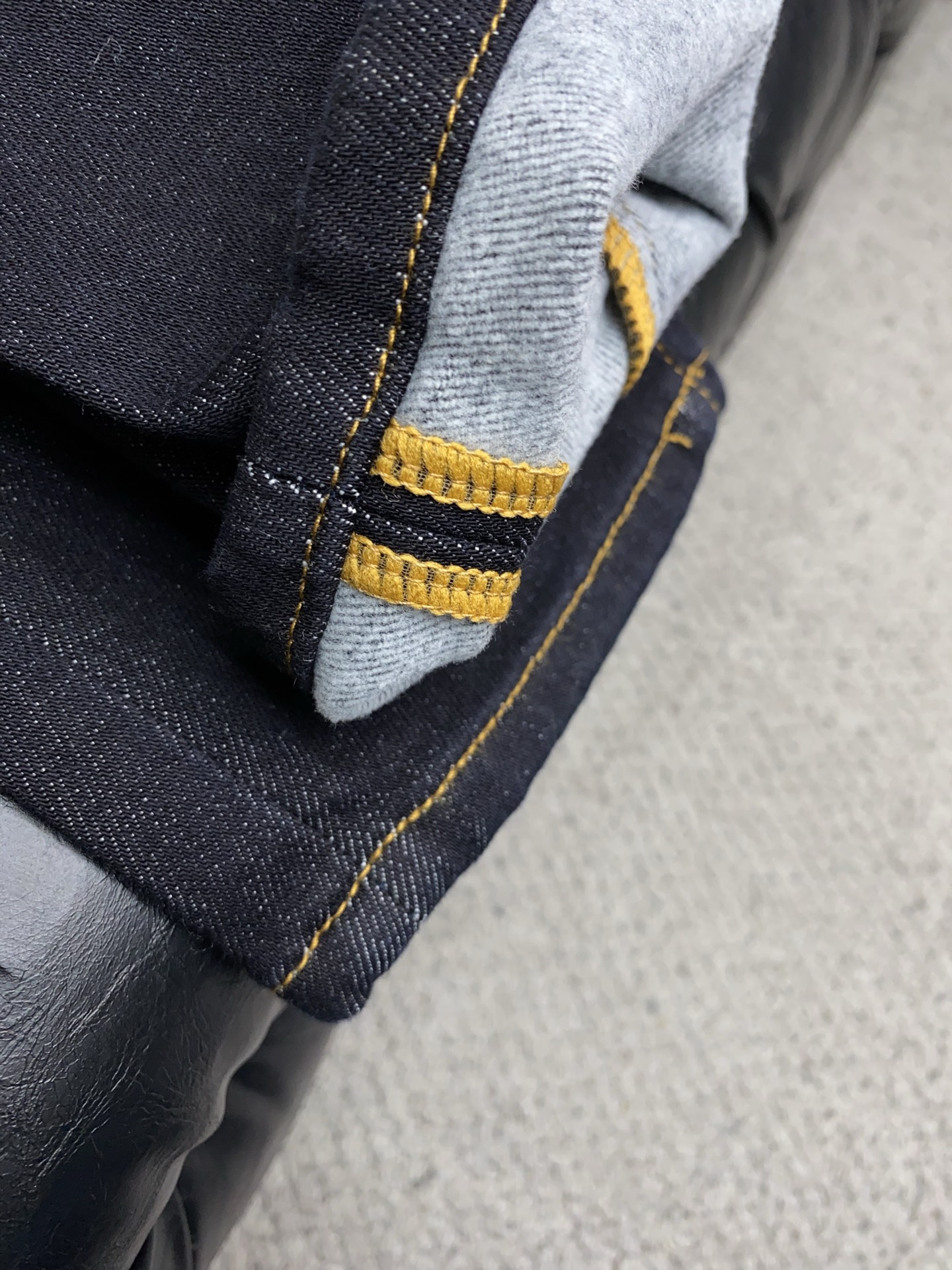 菲拉格慕 25年秋冬新款加厚拉绒牛仔裤 干净利落剪裁，都市风十足 采用精纺面料手感软糯干爽，上身效果挺括