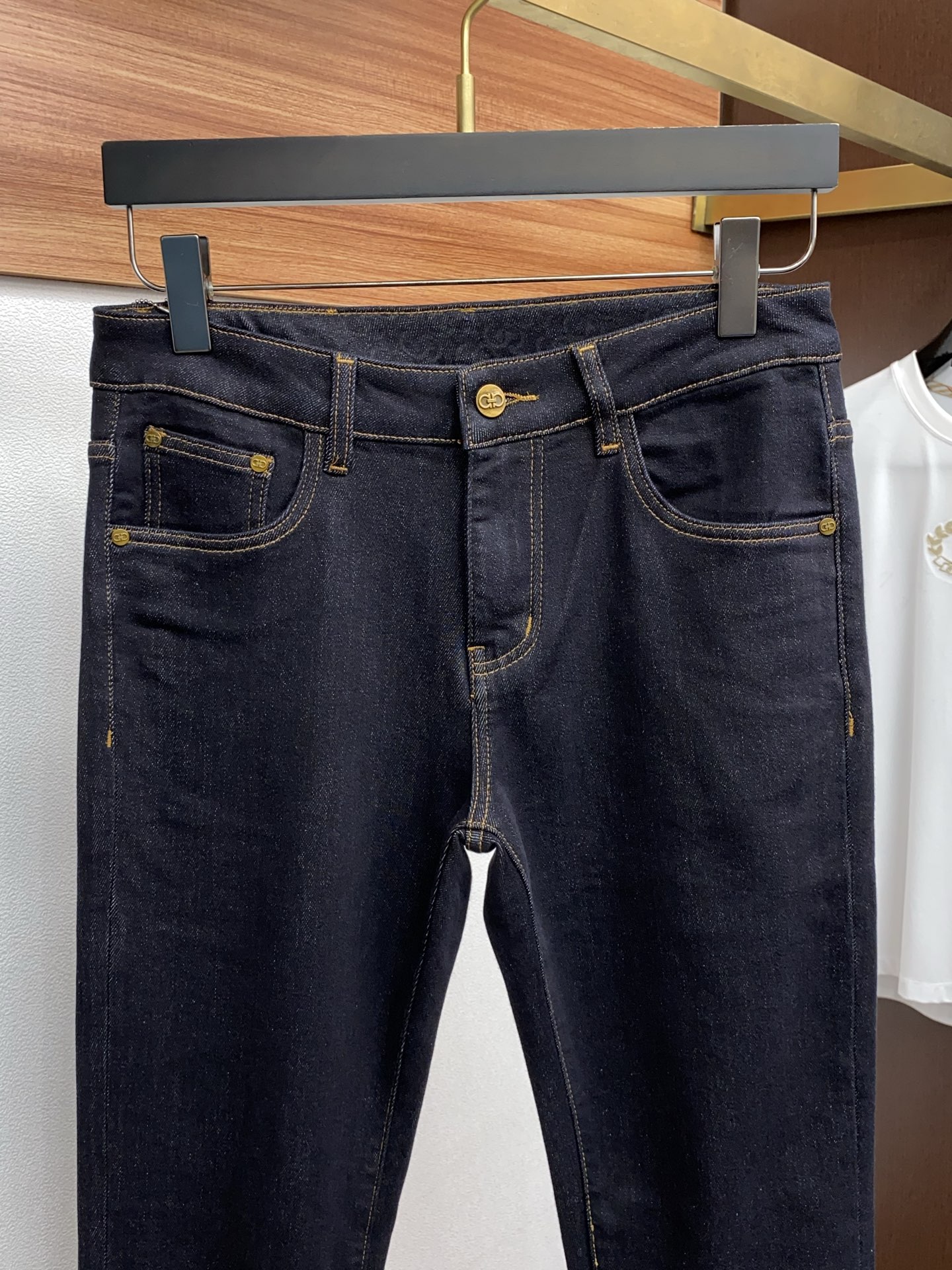 菲拉格慕 25年秋冬新款加厚拉绒牛仔裤 干净利落剪裁，都市风十足 采用精纺面料手感软糯干爽，上身效果挺括