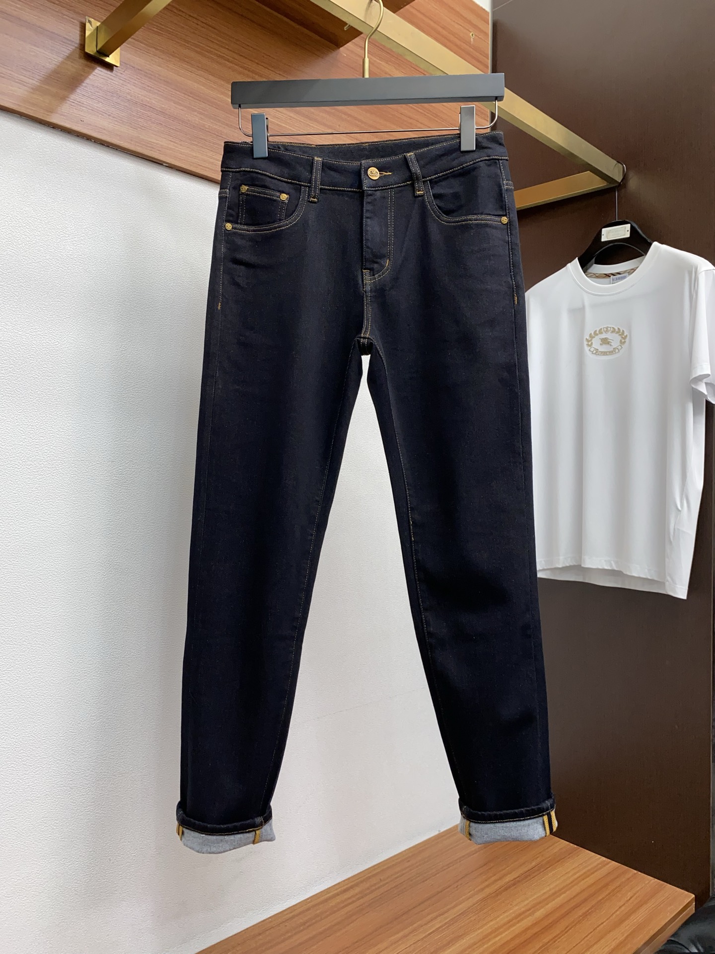 菲拉格慕 25年秋冬新款加厚拉绒牛仔裤 干净利落剪裁，都市风十足 采用精纺面料手感软糯干爽，上身效果挺括