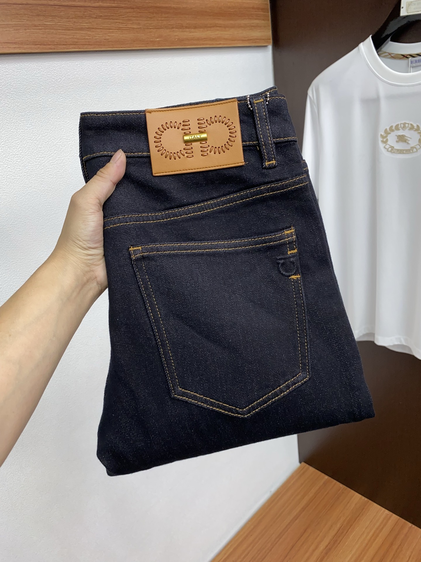 菲拉格慕 25年秋冬新款加厚拉绒牛仔裤 干净利落剪裁，都市风十足 采用精纺面料手感软糯干爽，上身效果挺括