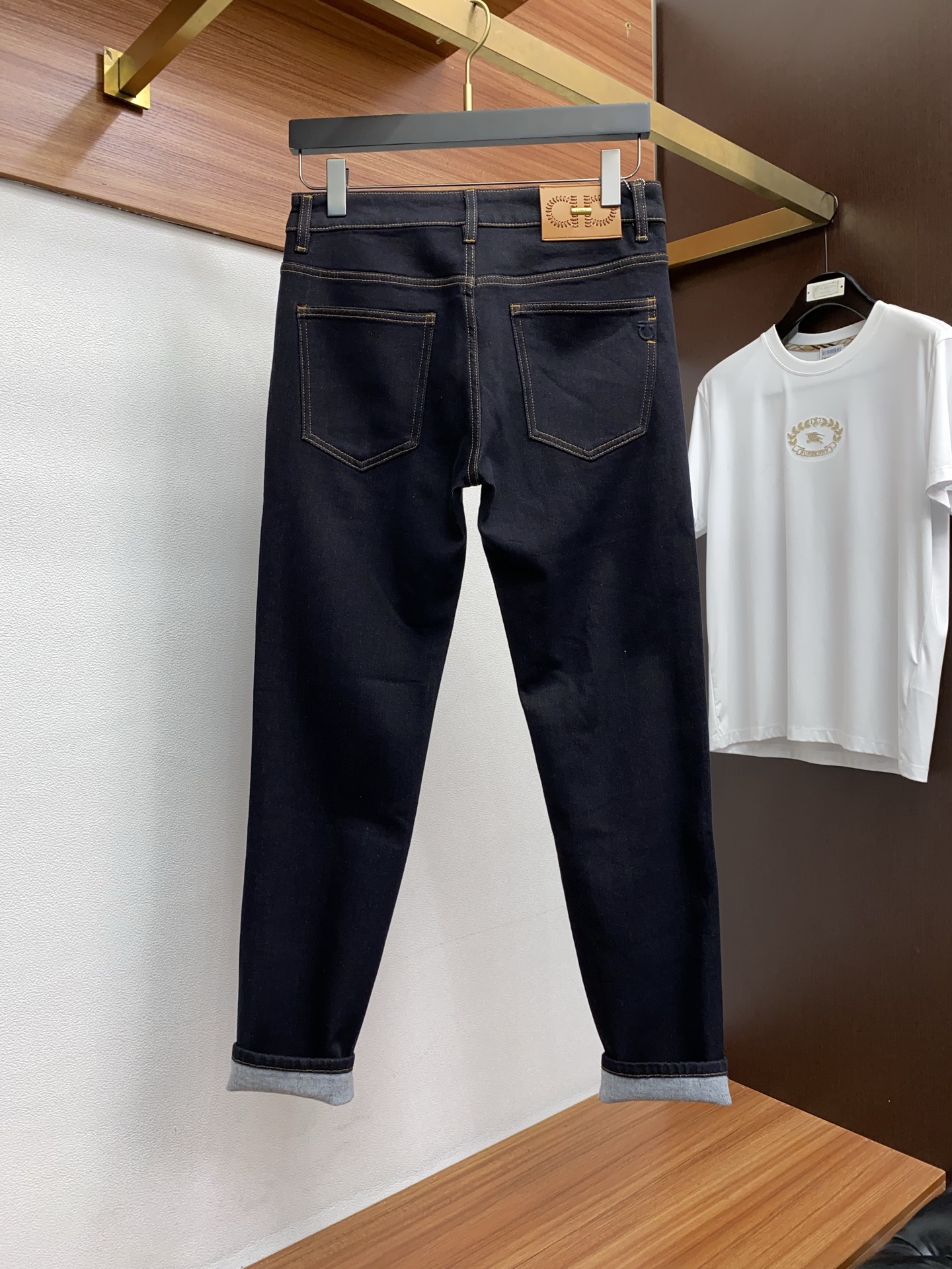 菲拉格慕 25年秋冬新款加厚拉绒牛仔裤 干净利落剪裁，都市风十足 采用精纺面料手感软糯干爽，上身效果挺括