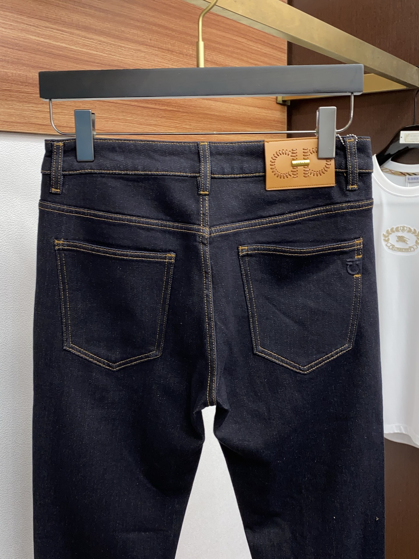 菲拉格慕 25年秋冬新款加厚拉绒牛仔裤 干净利落剪裁，都市风十足 采用精纺面料手感软糯干爽，上身效果挺括