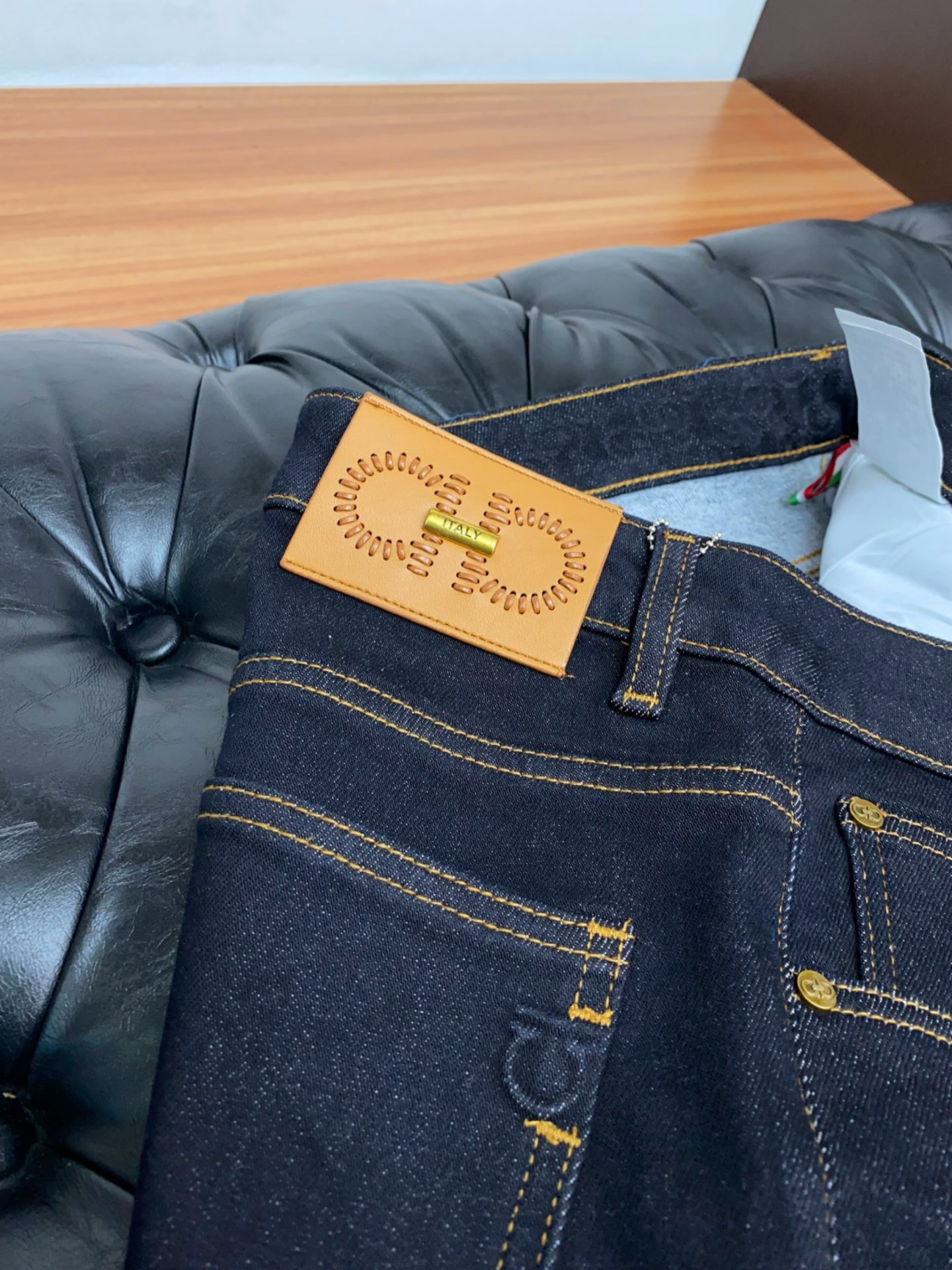 菲拉格慕 25年秋冬新款加厚拉绒牛仔裤 干净利落剪裁，都市风十足 采用精纺面料手感软糯干爽，上身效果挺括