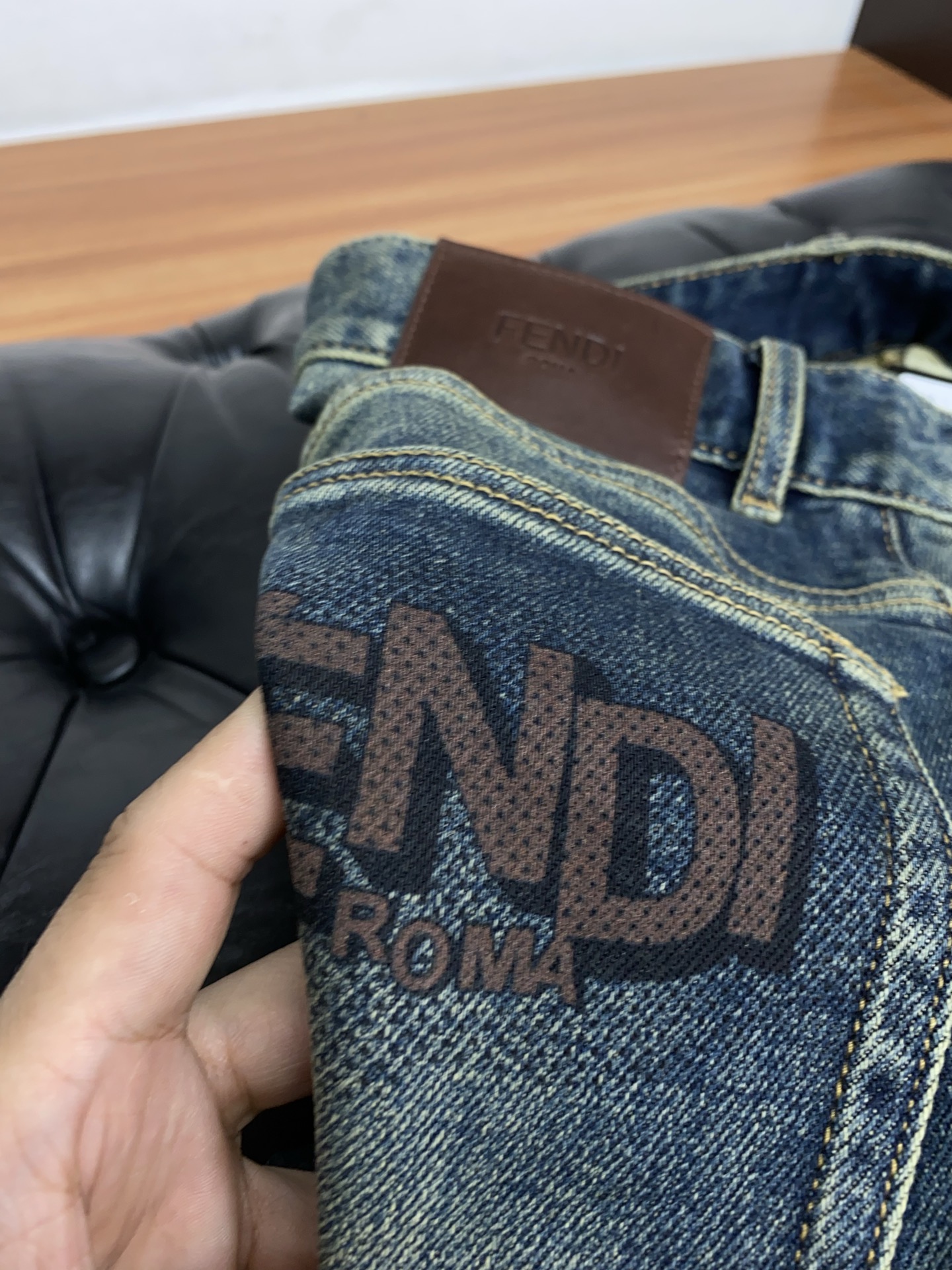 芬迪 25新款 市场独家订制进口丹宁牛仔面料 稀缺面料 超级舒服 工艺复杂四季款牛仔裤 针织牛从做旧 独