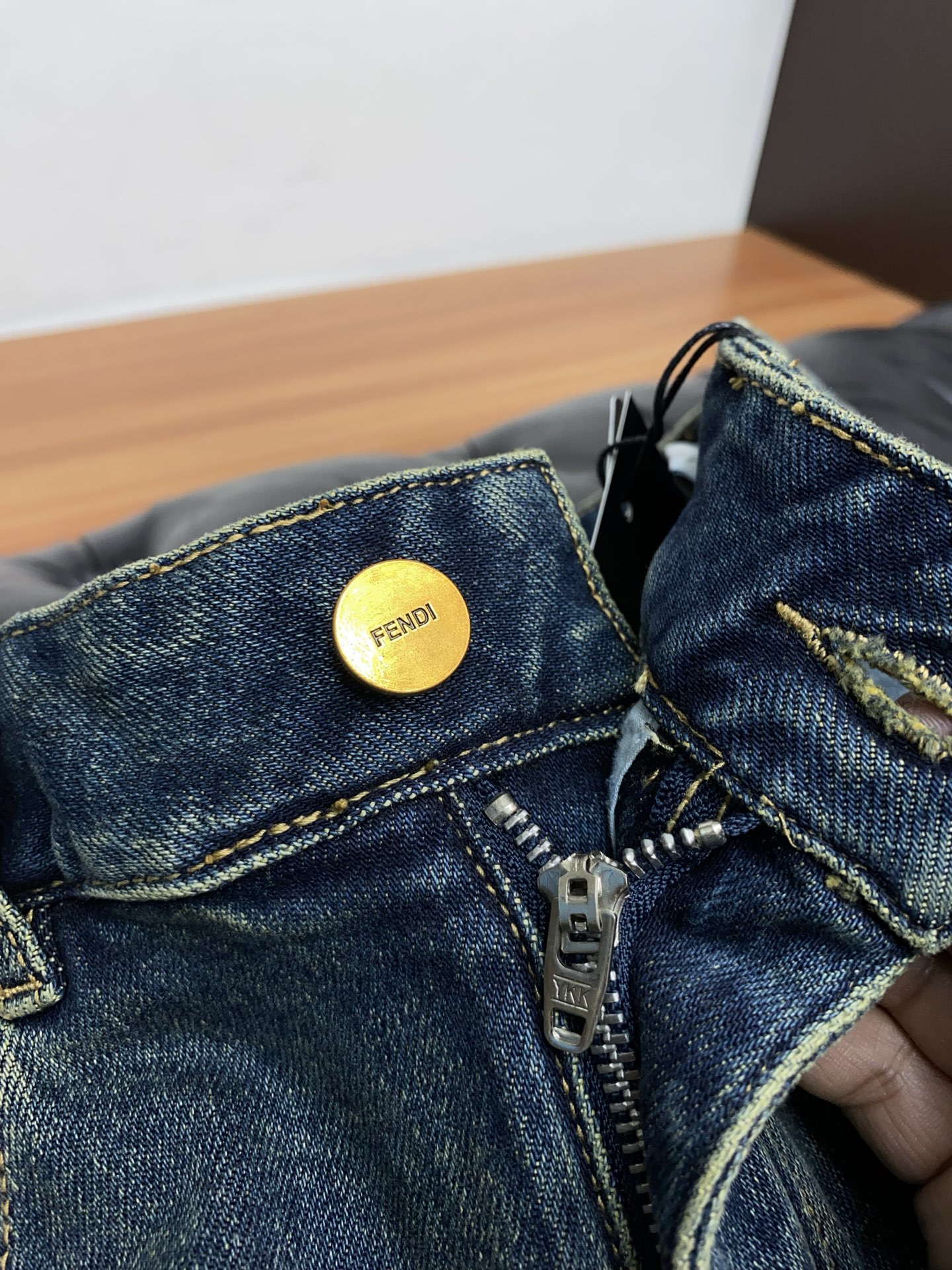 芬迪 25新款 市场独家订制进口丹宁牛仔面料 稀缺面料 超级舒服 工艺复杂四季款牛仔裤 针织牛从做旧 独