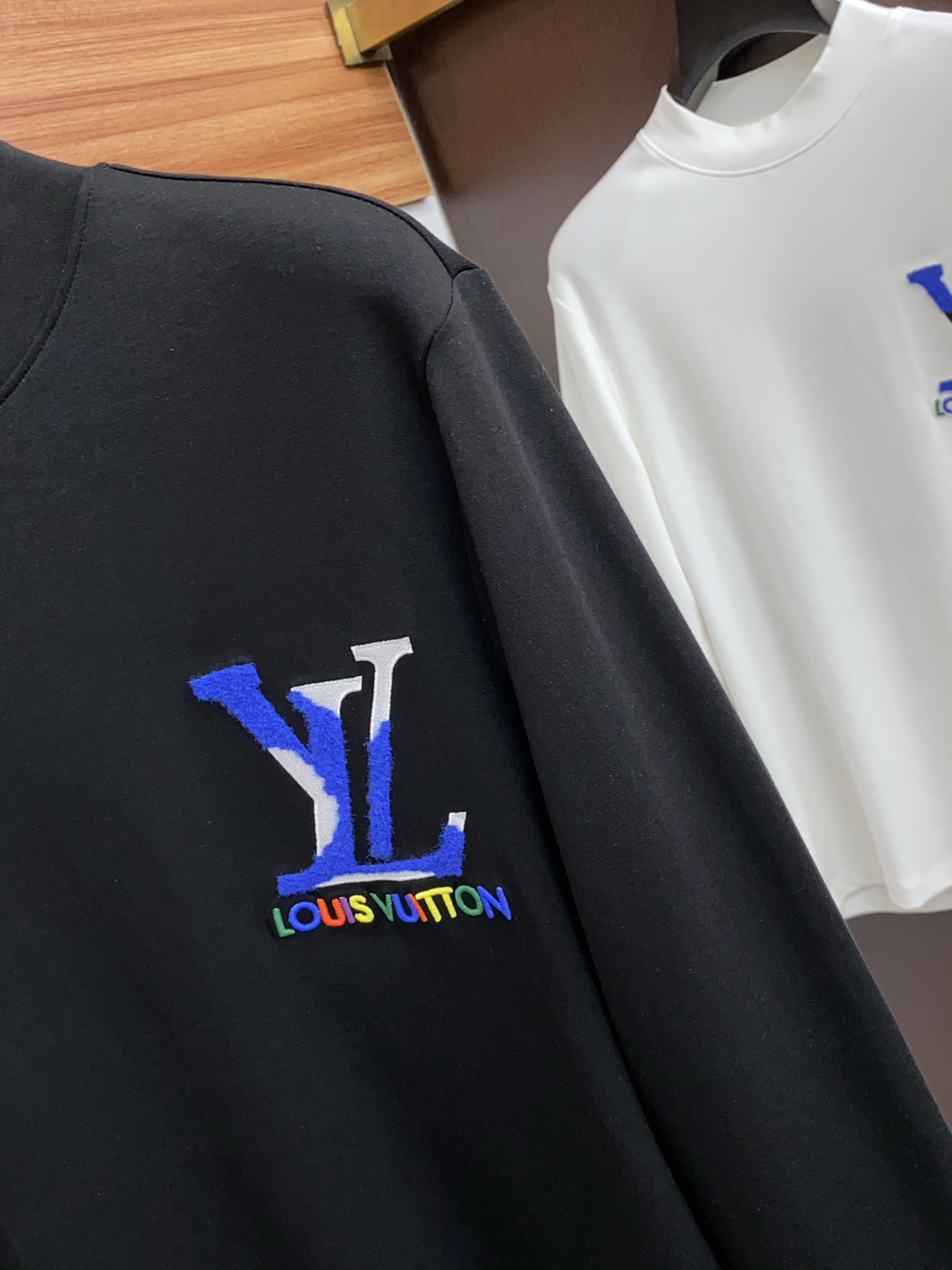 1v 路易威登 2025秋冬新品，男士基础款圆领长袖T恤打底衫！贸易公司渠道稀出，同步GW发售，选用客供