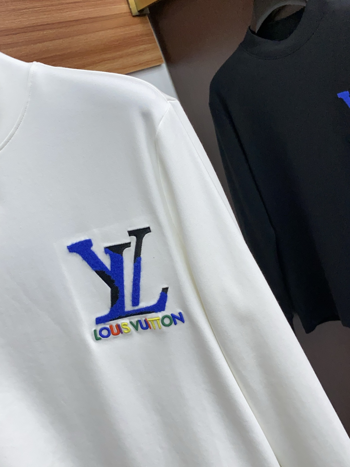 1v路易威登 2025秋冬新品，男士基础款圆领长袖T恤打底衫！贸易公司渠道稀出，同步GW发售，选用客供进