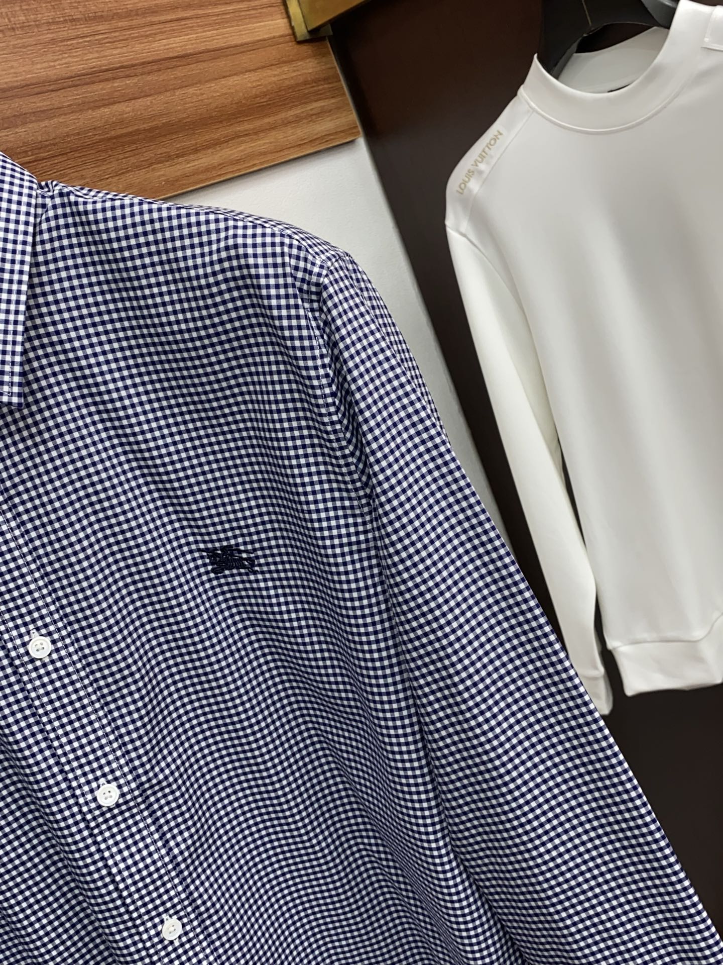 巴宝莉 2025男士衬衫，商务休闲修身款长袖衬衣！ 宜商务 宜休闲！秋冬限量新款，都市商务气质款！ 衬衫