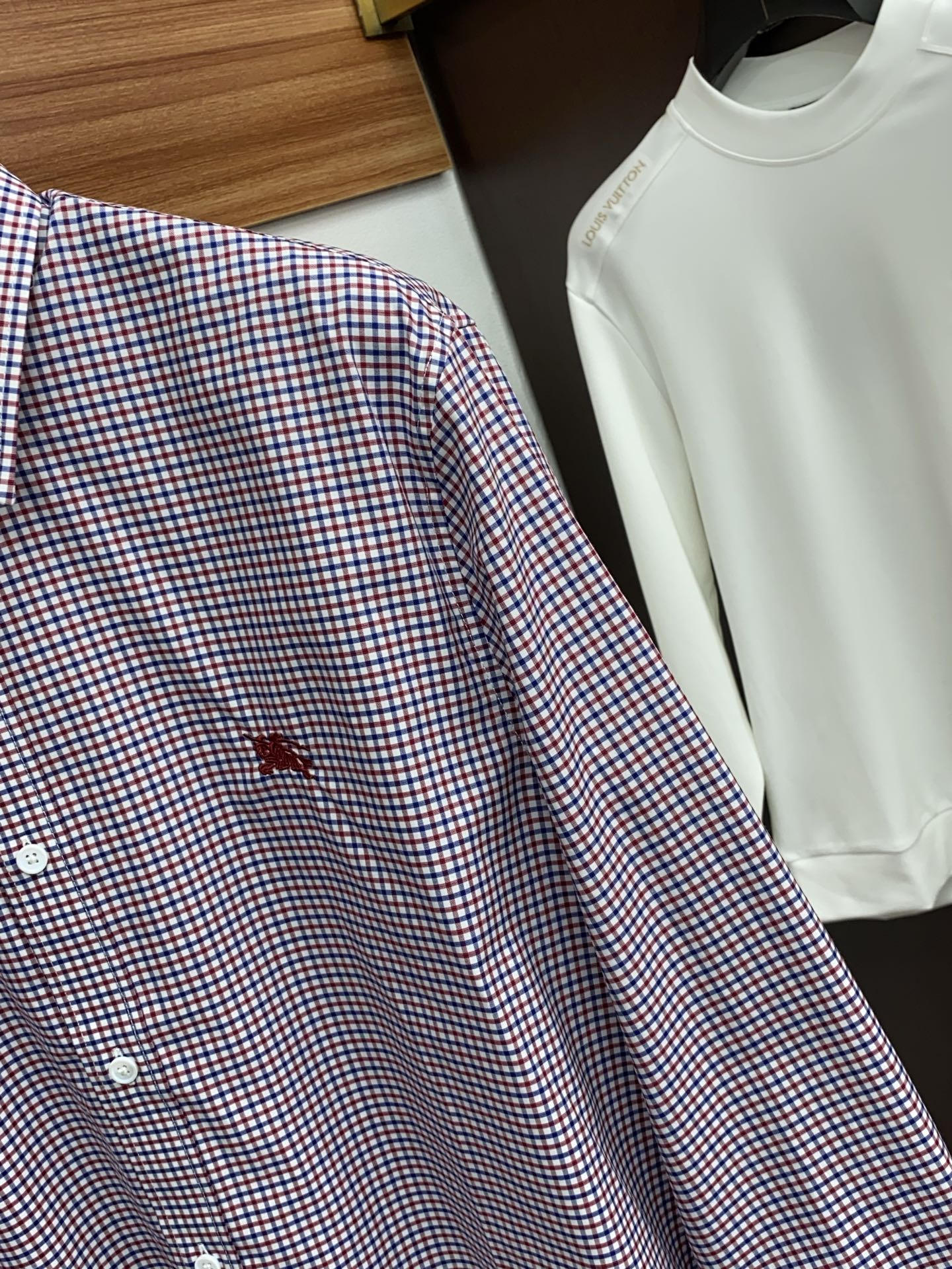 巴宝莉 2025男士衬衫，商务休闲修身款长袖衬衣！ 宜商务 宜休闲！秋冬限量新款，都市商务气质款！ 衬衫