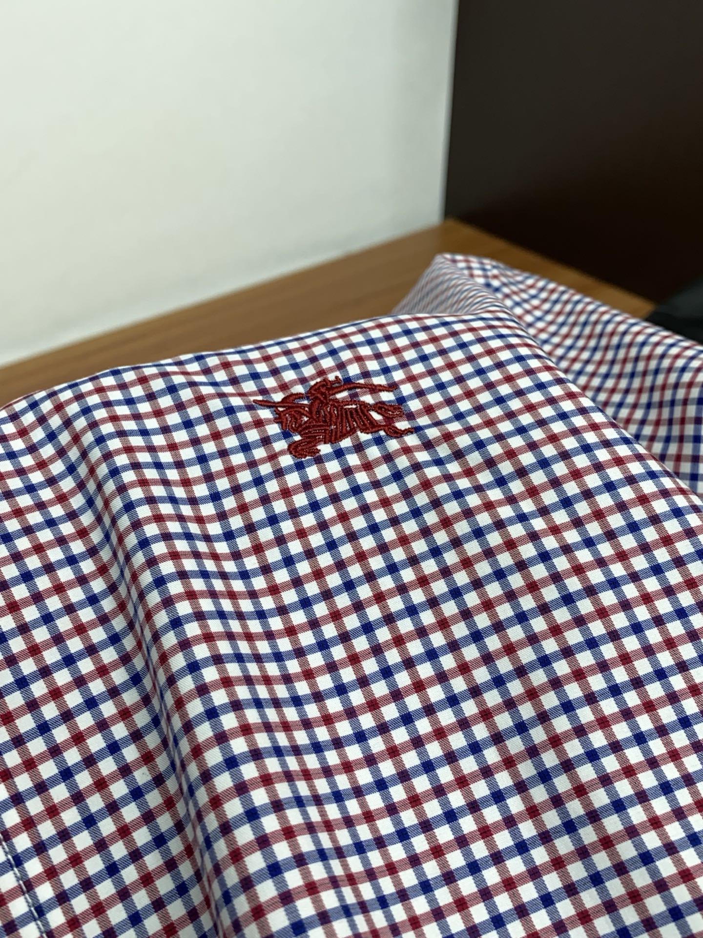 巴宝莉 2025男士衬衫，商务休闲修身款长袖衬衣！ 宜商务 宜休闲！秋冬限量新款，都市商务气质款！ 衬衫