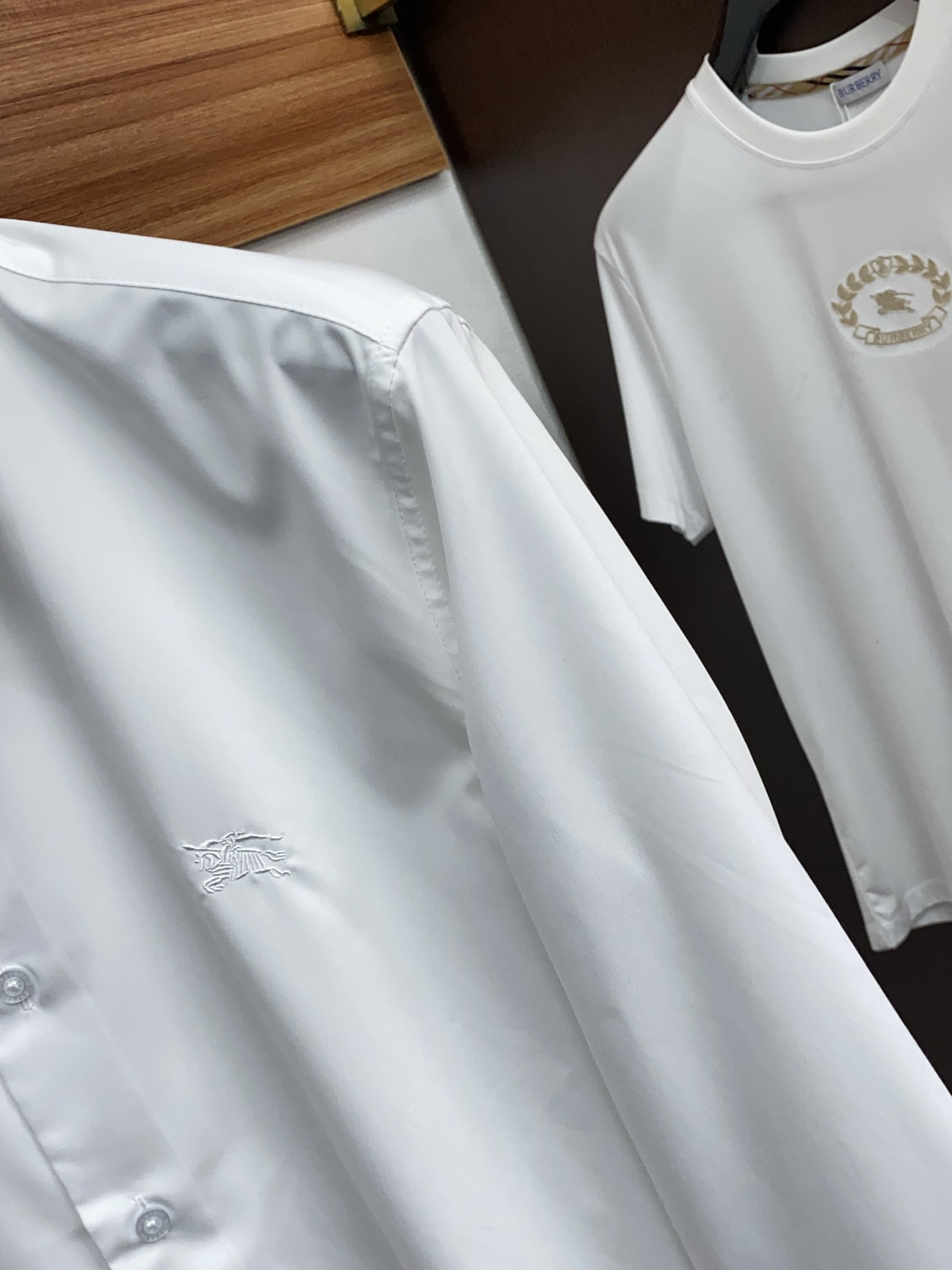 巴宝莉 2025男士衬衫，商务休闲修身款长袖衬衣！ 宜商务 宜休闲！秋冬限量新款，都市商务气质款！ 衬衫