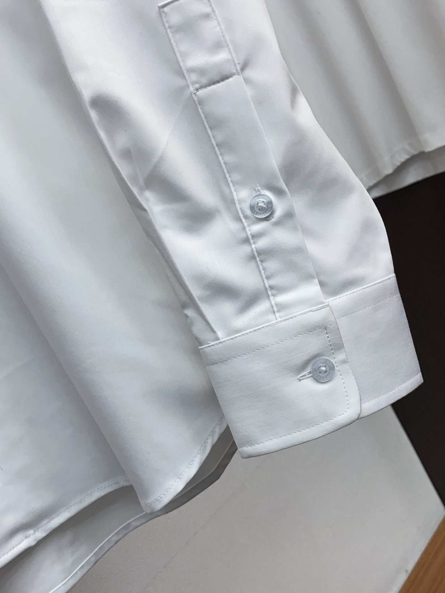 巴宝莉 2025男士衬衫，商务休闲修身款长袖衬衣！ 宜商务 宜休闲！秋冬限量新款，都市商务气质款！ 衬衫