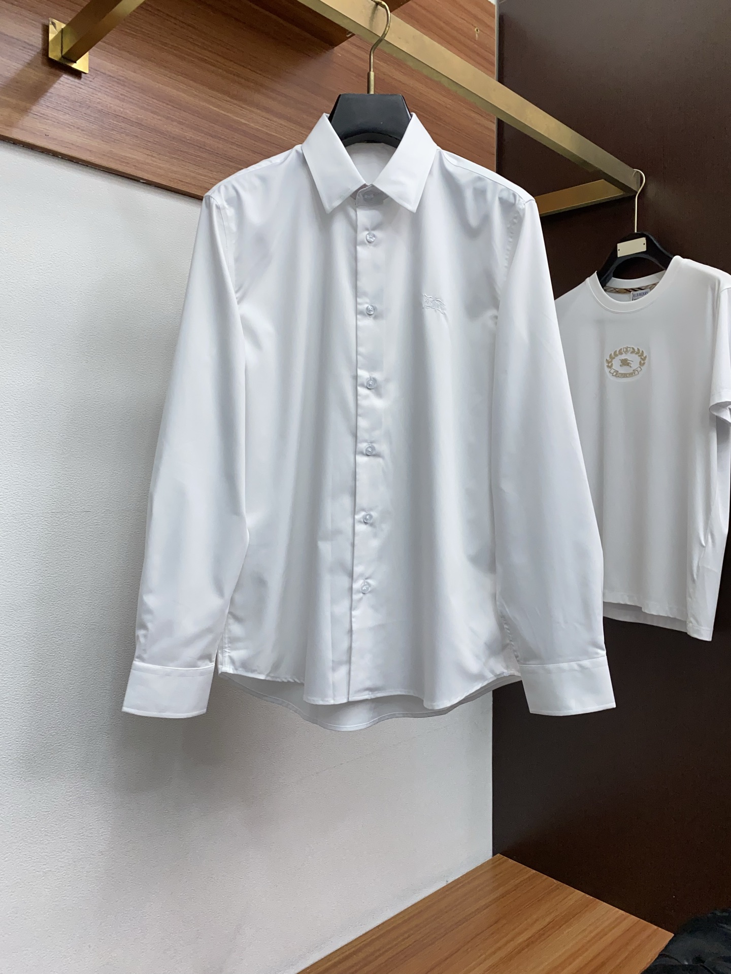 巴宝莉 2025男士衬衫，商务休闲修身款长袖衬衣！ 宜商务 宜休闲！秋冬限量新款，都市商务气质款！ 衬衫