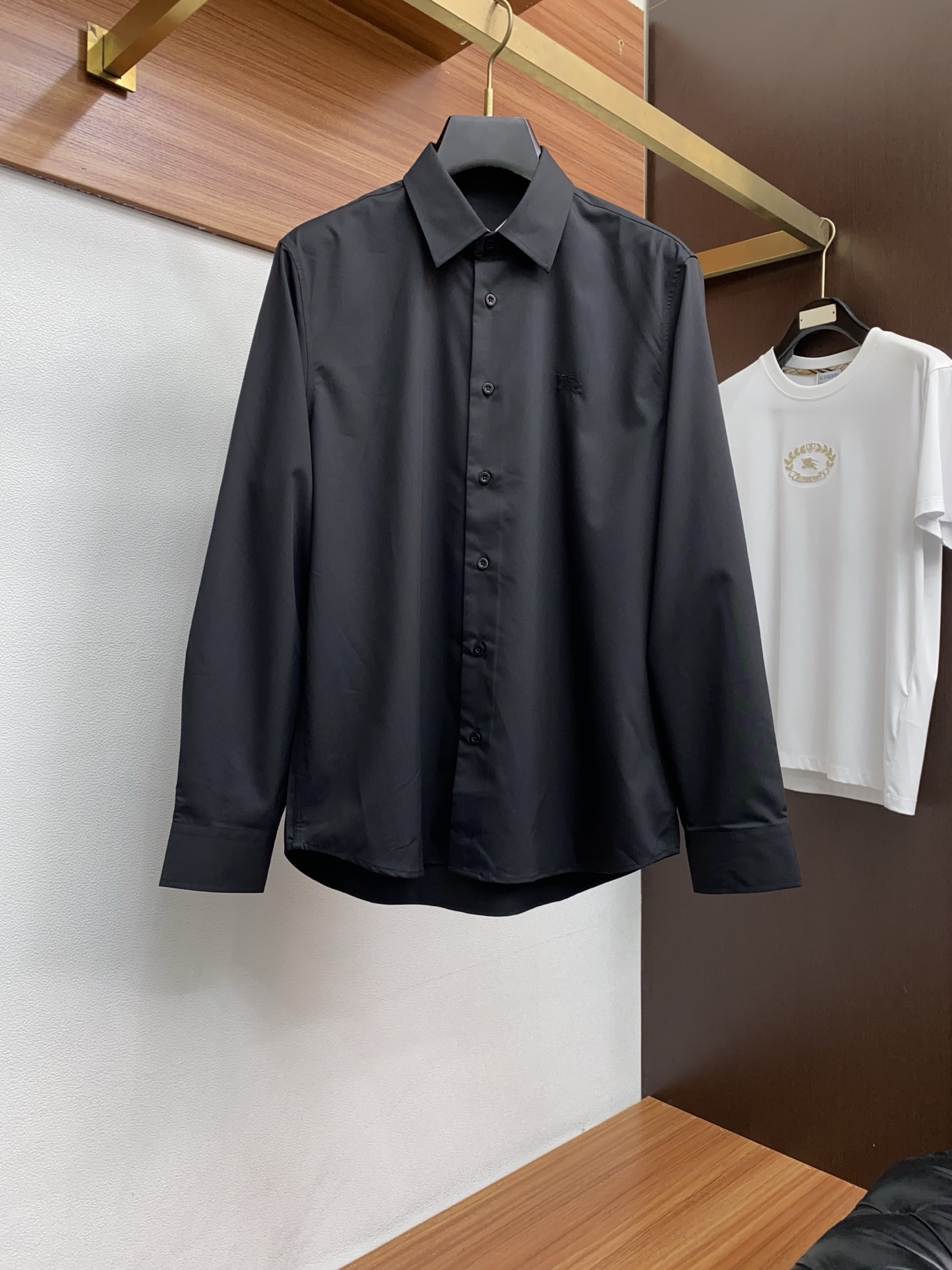 巴宝莉 2025男士衬衫，商务休闲修身款长袖衬衣！ 宜商务 宜休闲！秋冬限量新款，都市商务气质款！ 衬衫